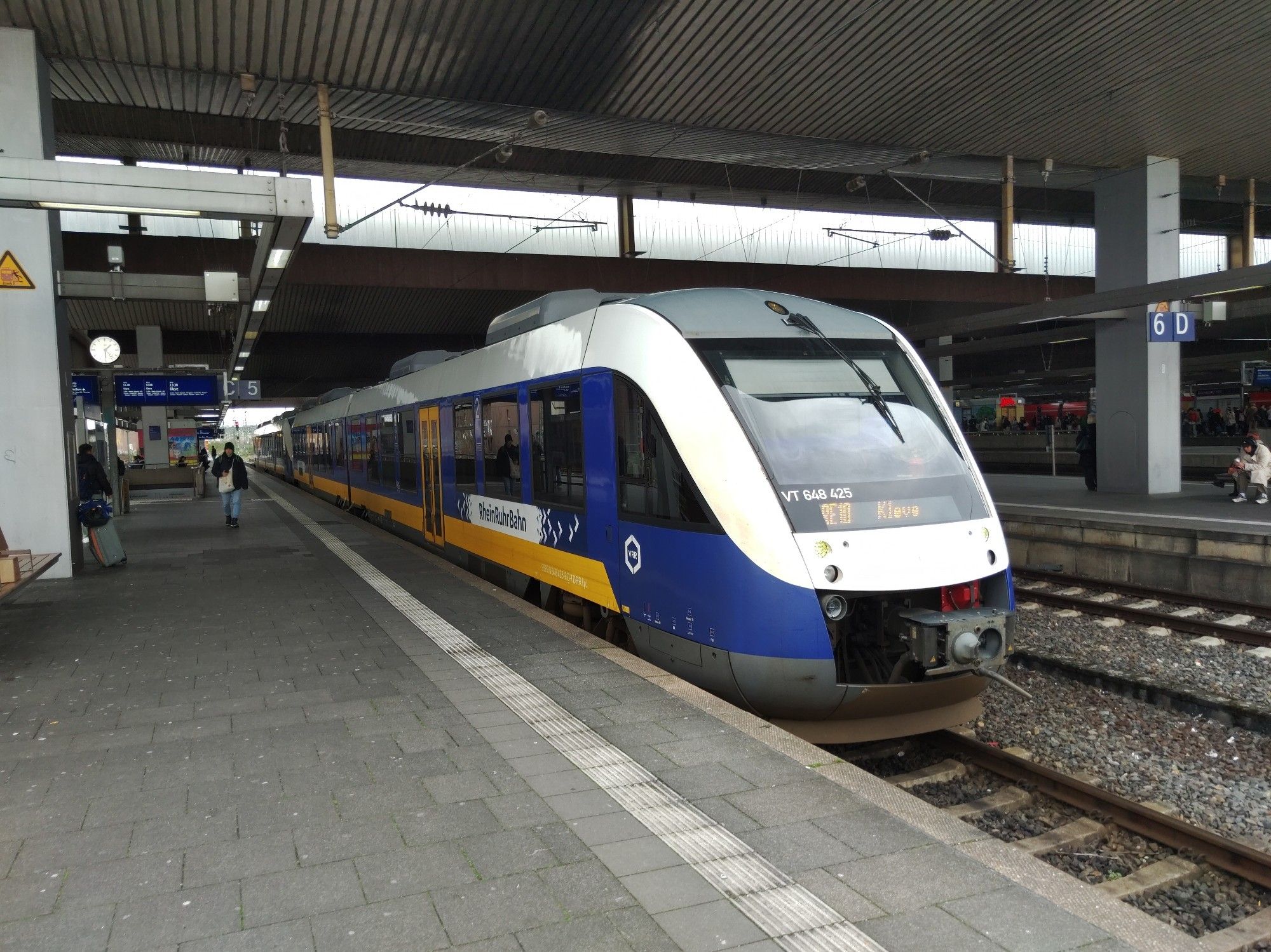 Ein Dieseltriebzug der RheinRuhrBahn in Düsseldorf Hauptbahnhof.