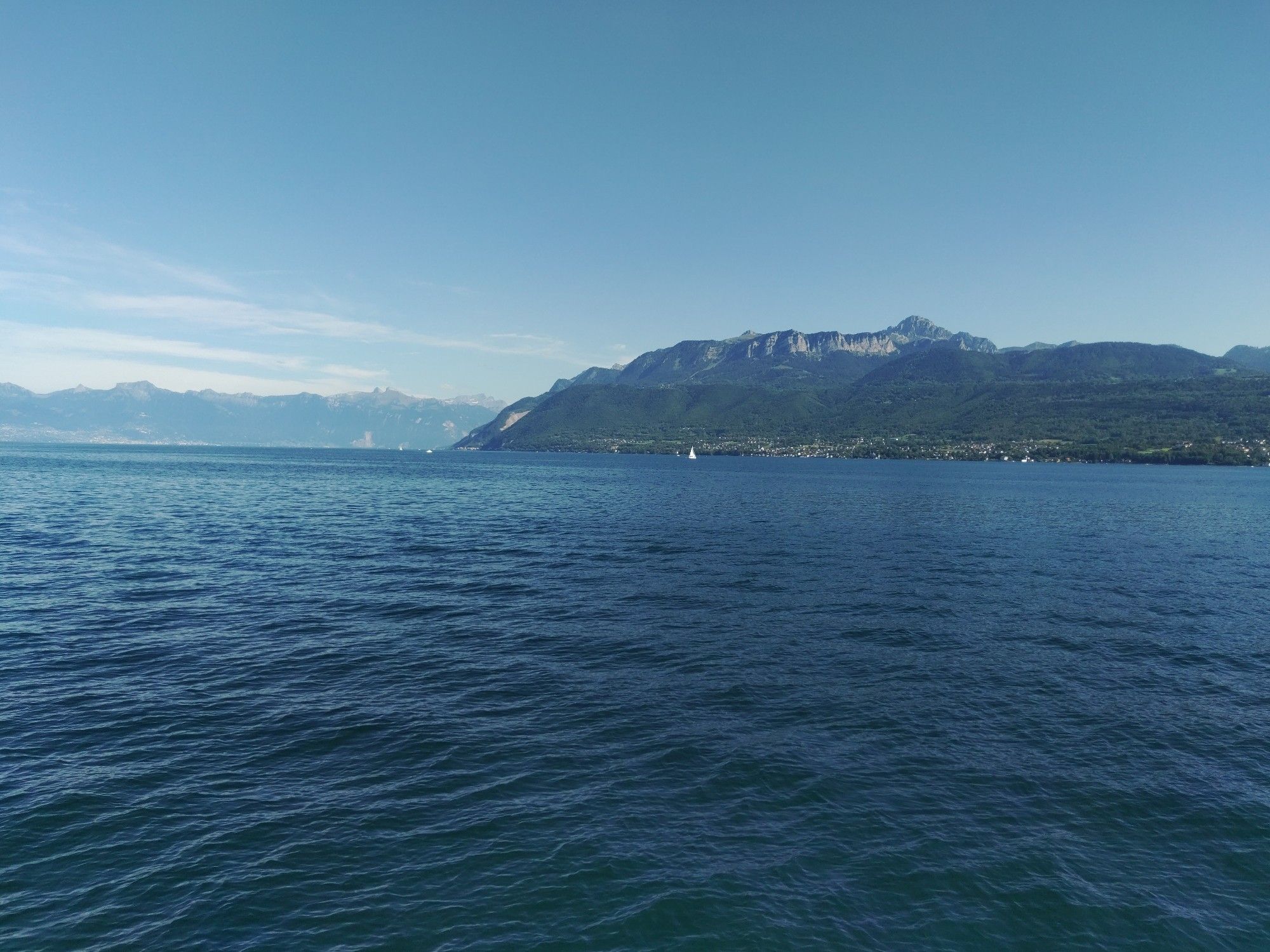 Blick vom Genfersee Richtung RIviera und Chablais.