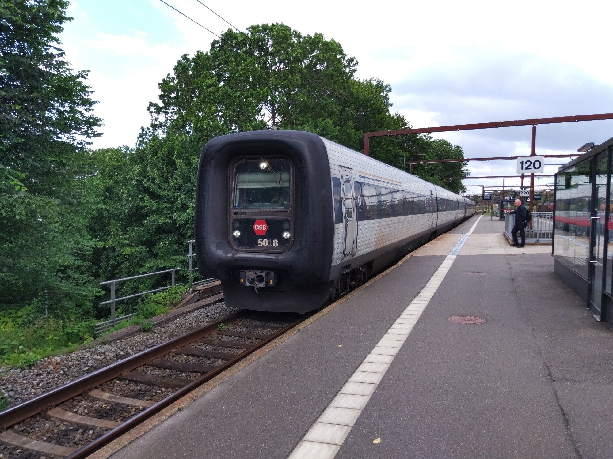 DSB-Gumminase einfahrend im Bahnhof Fredericia.