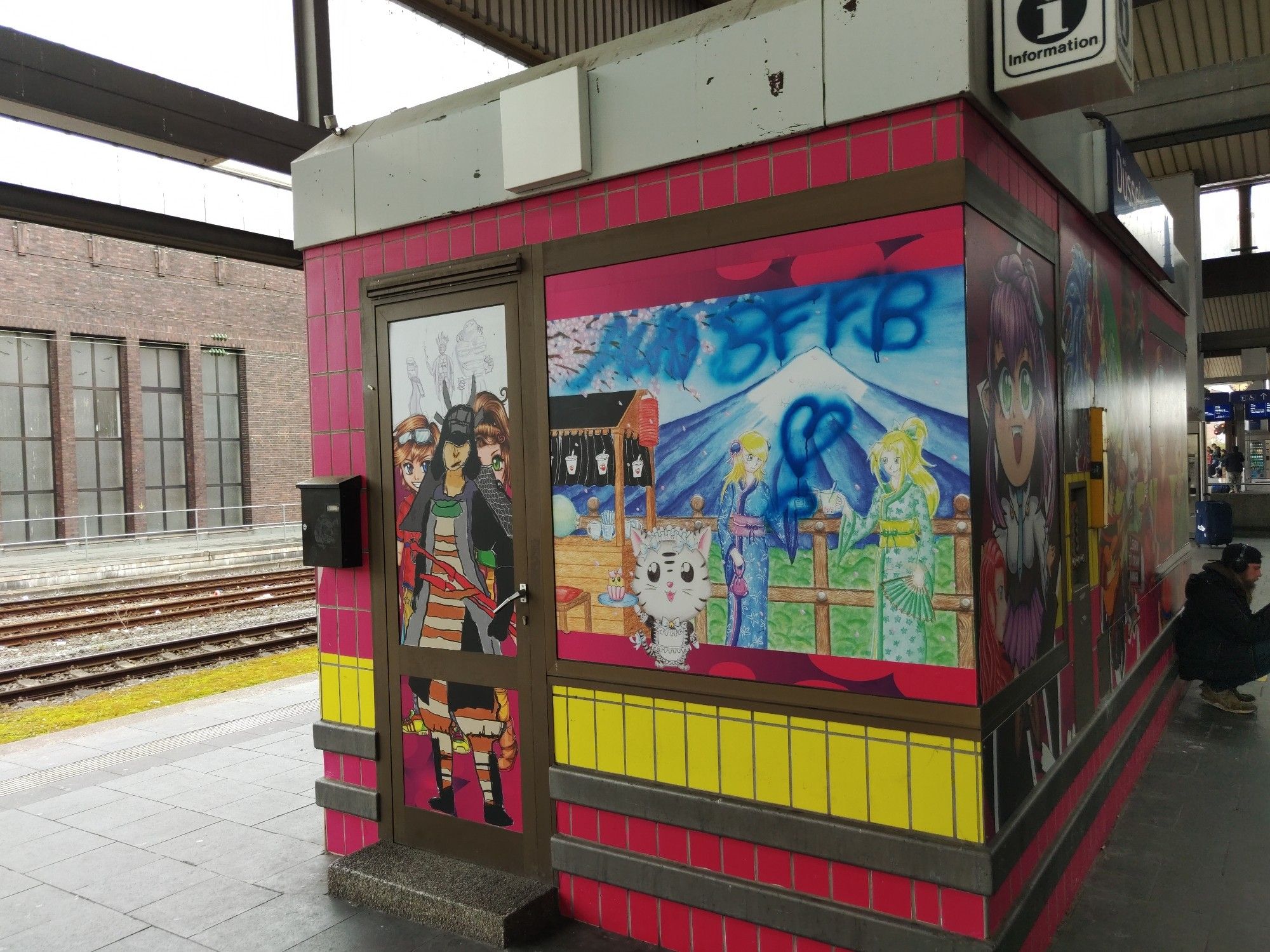 Eine mit Manga-Figuren bemalte Fassade in Düsseldorf Hauptbahnhof.