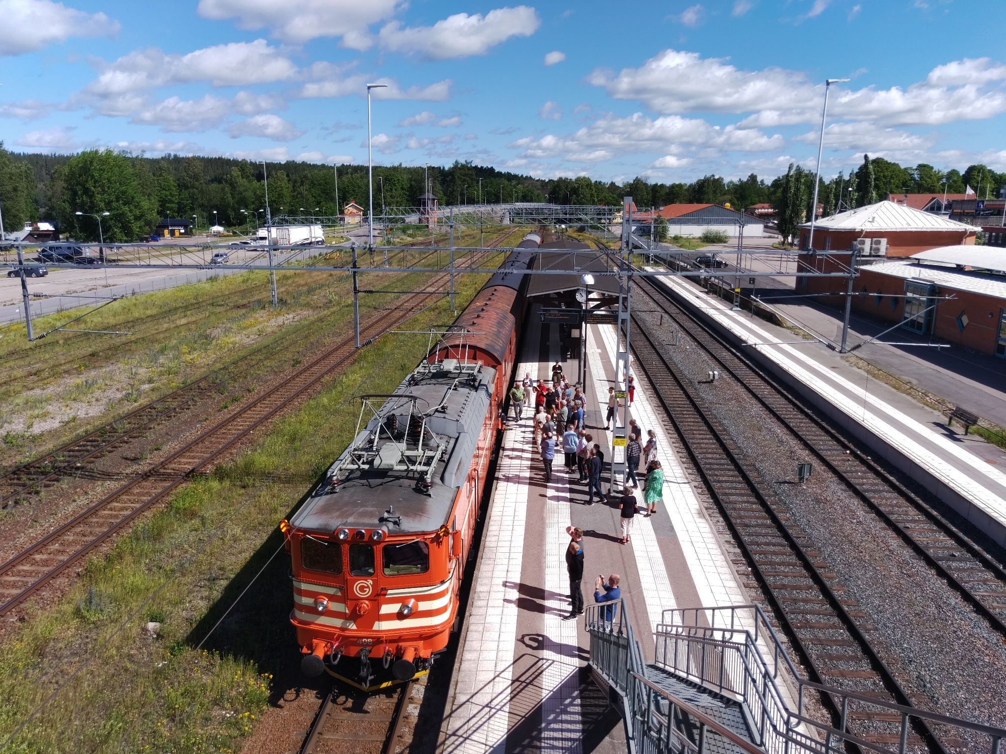 FSJV-Sonderzug im Bahnhof Ludvika von der Fußgängerüberführung aus fotografiert.