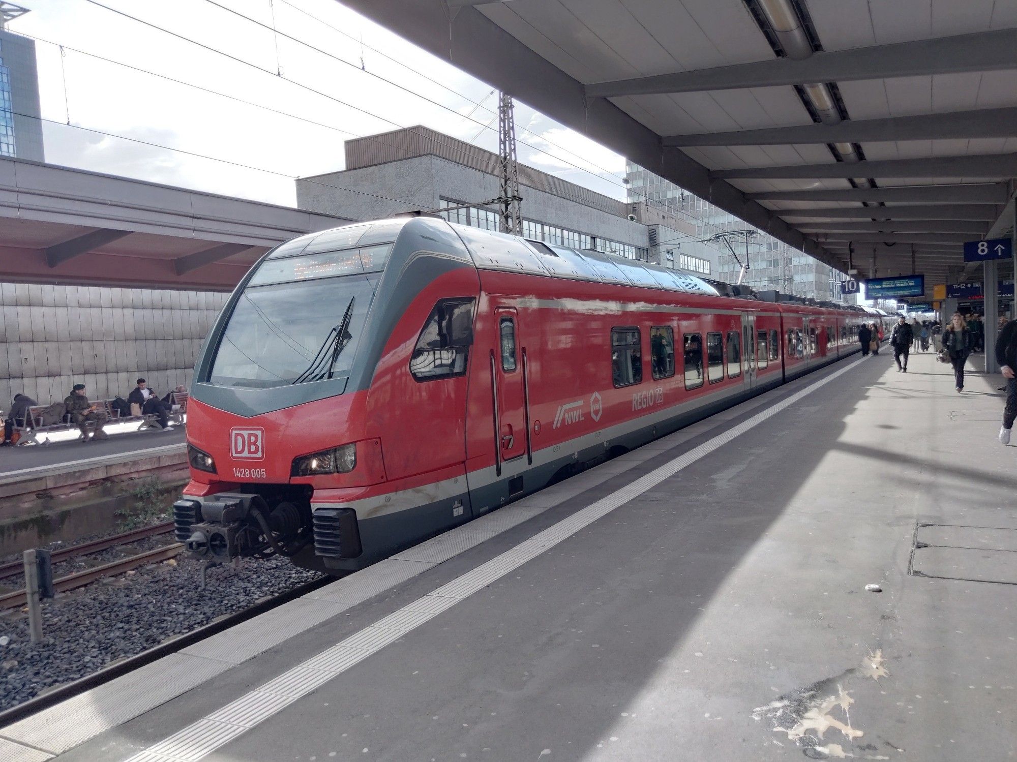 Angekommener RE der DB in Essen Hauptbahnhof.