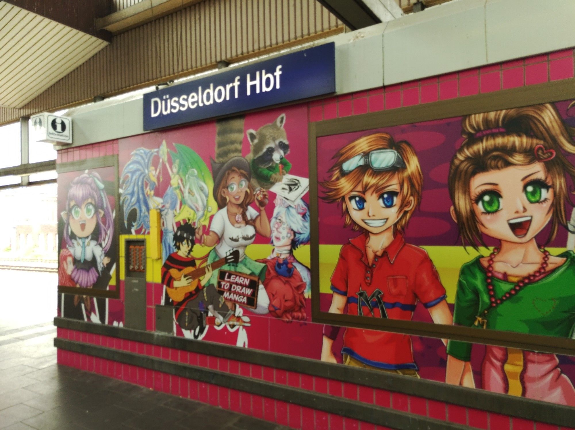 Eine mit Manga-Figuren bemalte Fassade in Düsseldorf Hauptbahnhof.