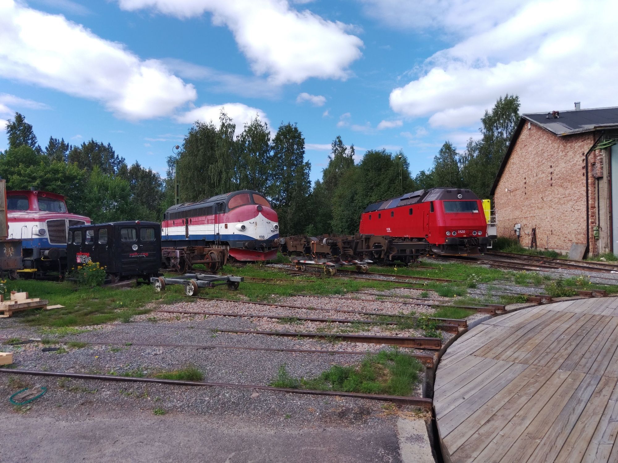 Abgestellte Lokomotiven bei der Drehscheibe in Långsele.