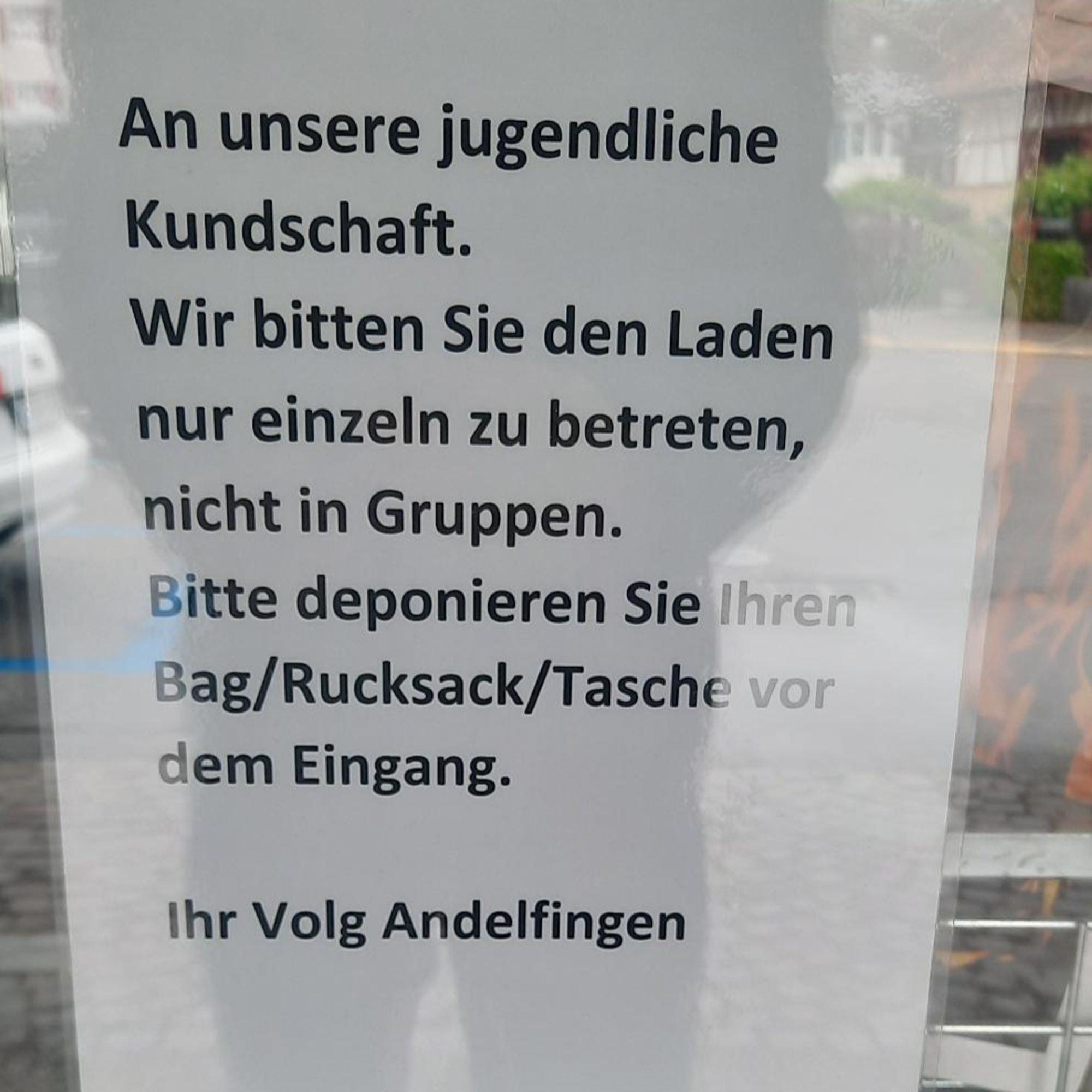 Zettel  an der Eingangstüre des Volgs Andelfingen: "An unsere jugendliche Kundschaft. Wir bitten Sie den laden nur einzeln zu betreten, nicht in Gruppen. Bitte deponieren Sie ihren Bag/Rucksack/Tasche vor dem Eingang. Ihr Volg Andelfingen."