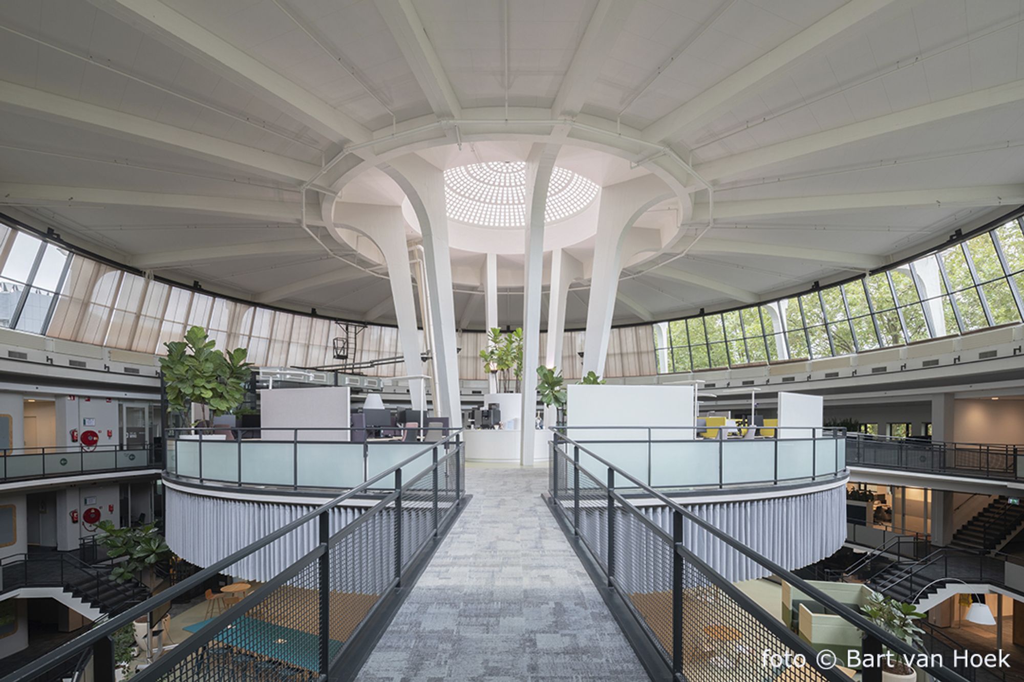 Het interieur van het voormalige Bouwcentrum uit 1949, architect Joost Boks (foto: Bart van Hoek).