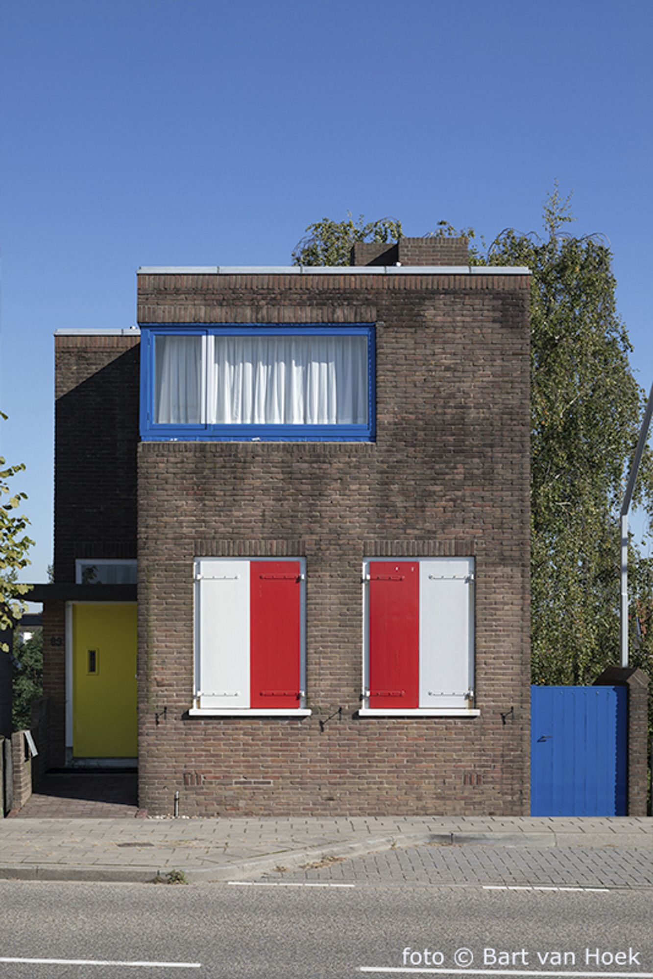 Het huis met de luiken dicht (foto: Bart van Hoek)