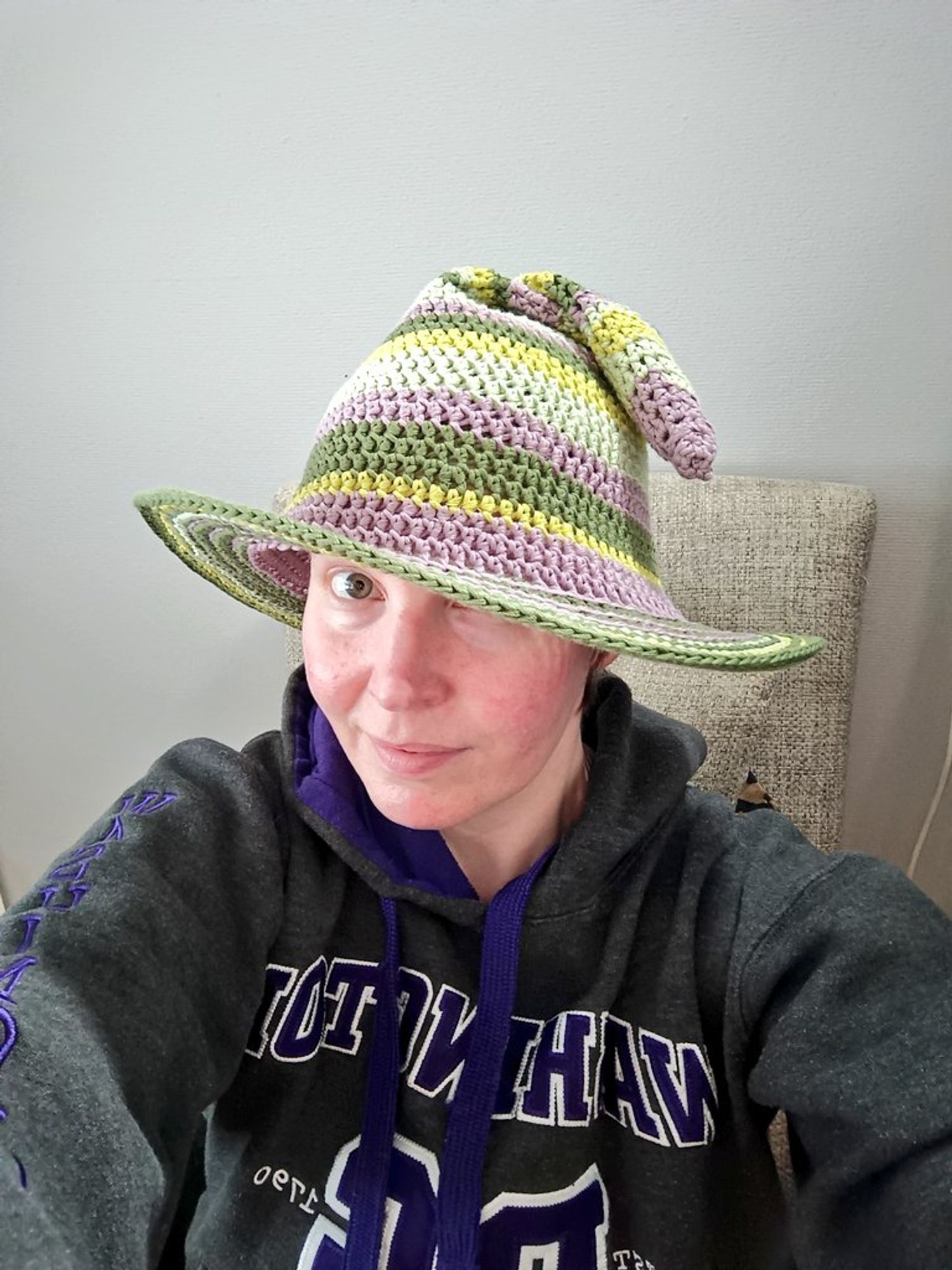 Minulla on päässä virkkaamani "slouchy witch hat" jonka tein puutarhahatuksi. Väreinä hatussa vaihtelee metsän-, kirkkaan- ja vaaleanvihreä, sekä laventeli.