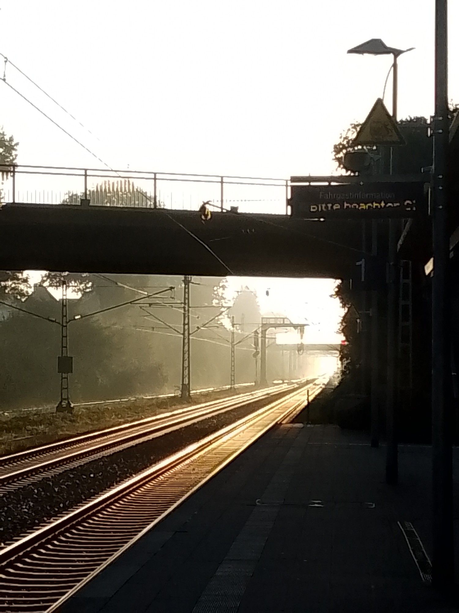 Die herbstliche Morgensinne bescheint gülden die Bahngleise am Hauptbahnhof Achim.