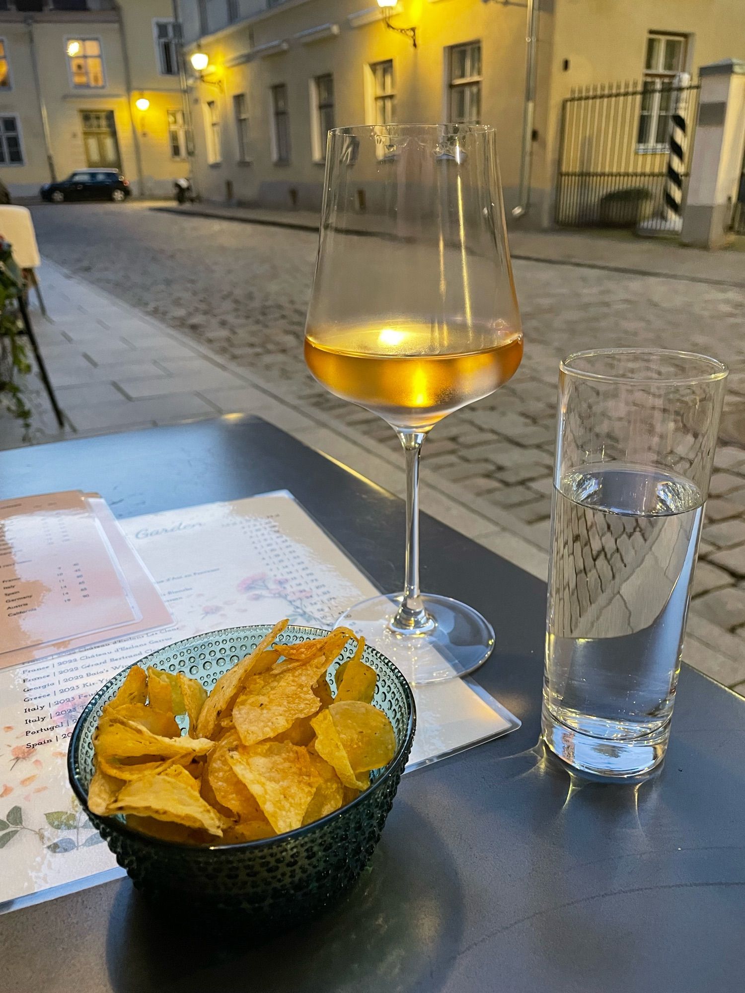 Glas Roséwein, Chips, Wasser, Abendstimmung…