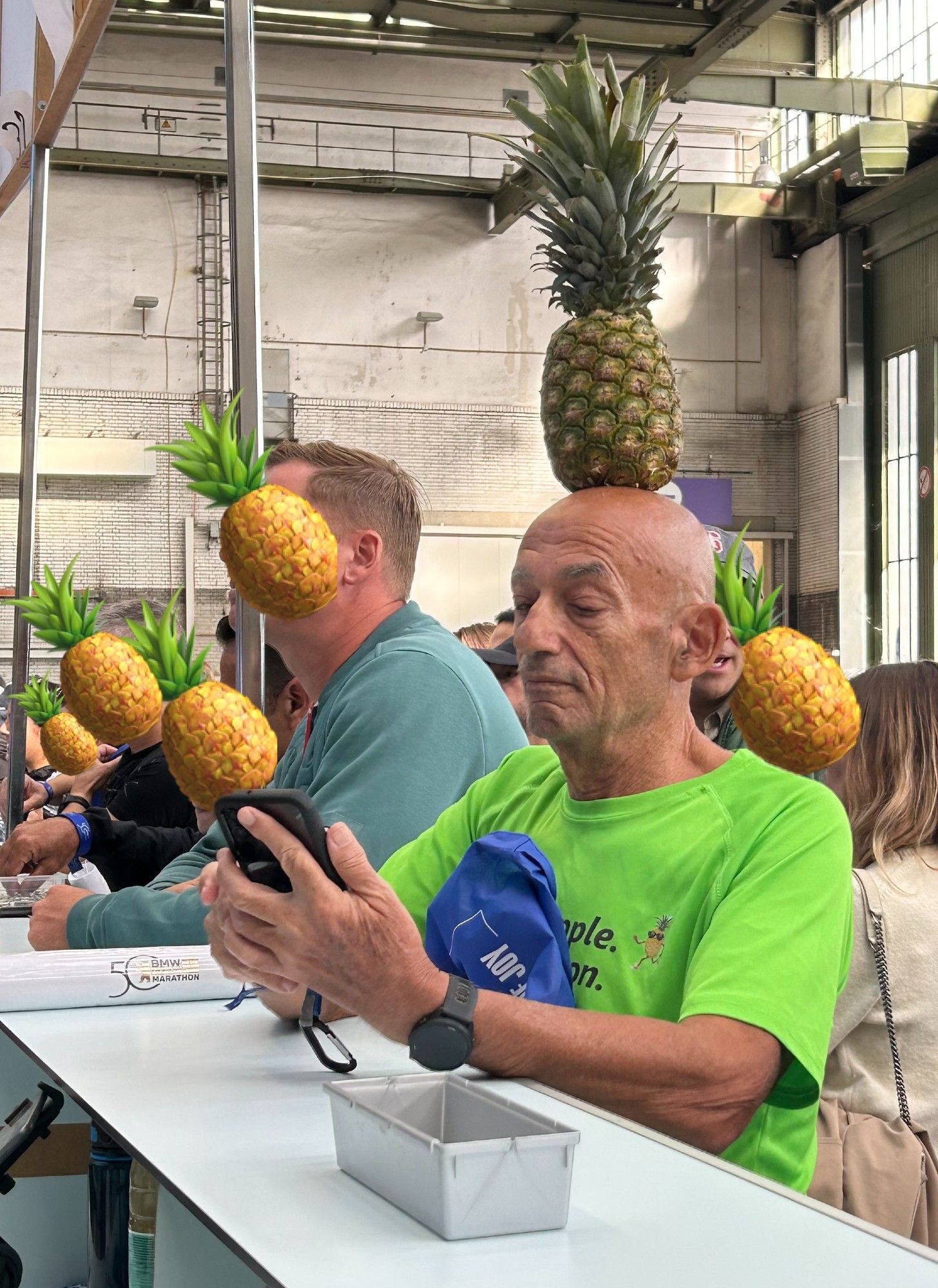 Er ist wieder da: Moshe Lederfien auf der Berlin Marathon Expo, Ananas auf dem Glatze balancierend