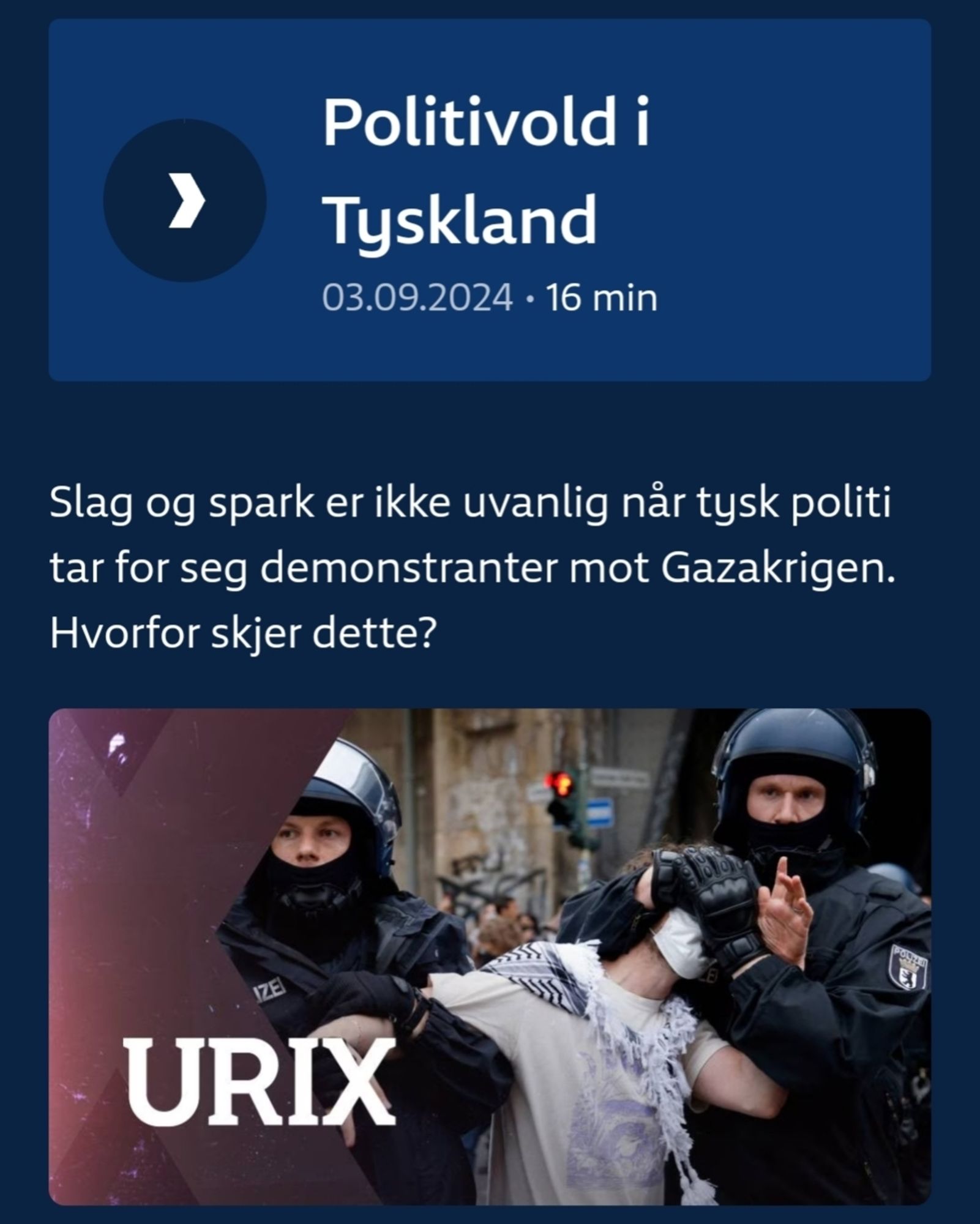 screenshot nrk.no: politivold i tyskland (polizeigewalt in deutschland). dazu ein bild wo ein berliner bfe polizist einen demonstranten mit maske und palästinaschal die augen zuhält und zusammen mit kollegen abführt