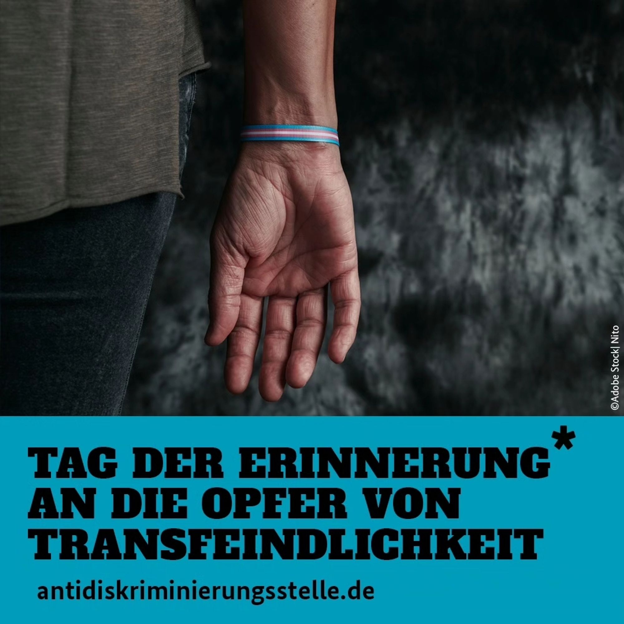 Tag der Erinnerung an die Opfer von Transfeindlichkeit. Es ist ein Bild von einer Hand zu sehen mit einem Armband in den Farben der transgender Flag in rosa, blau und Weiß