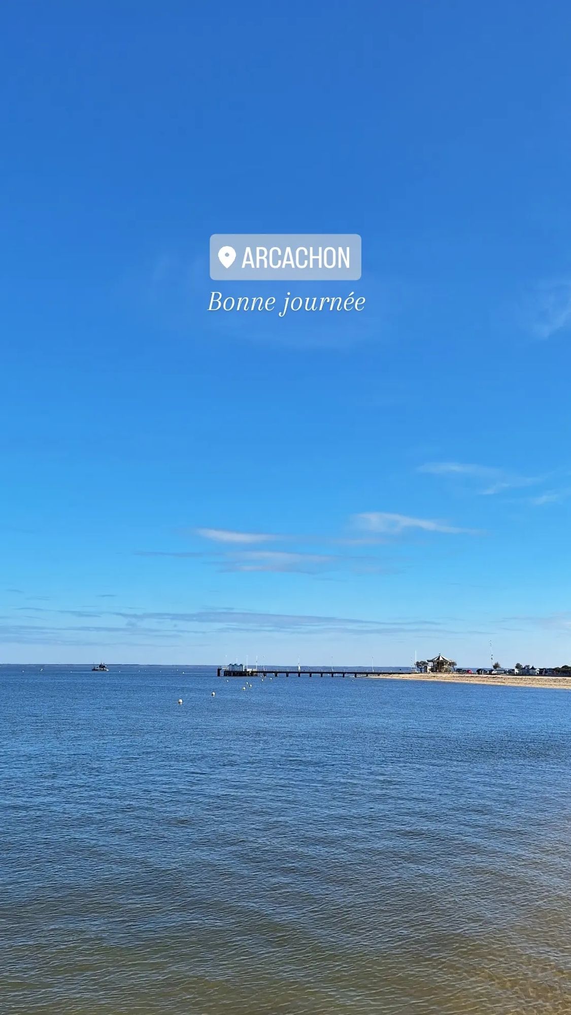 Vue sur le bassin d'Arcachon pris de la jetée thiers à Arcachon. Ciel bleu  mer bleue.