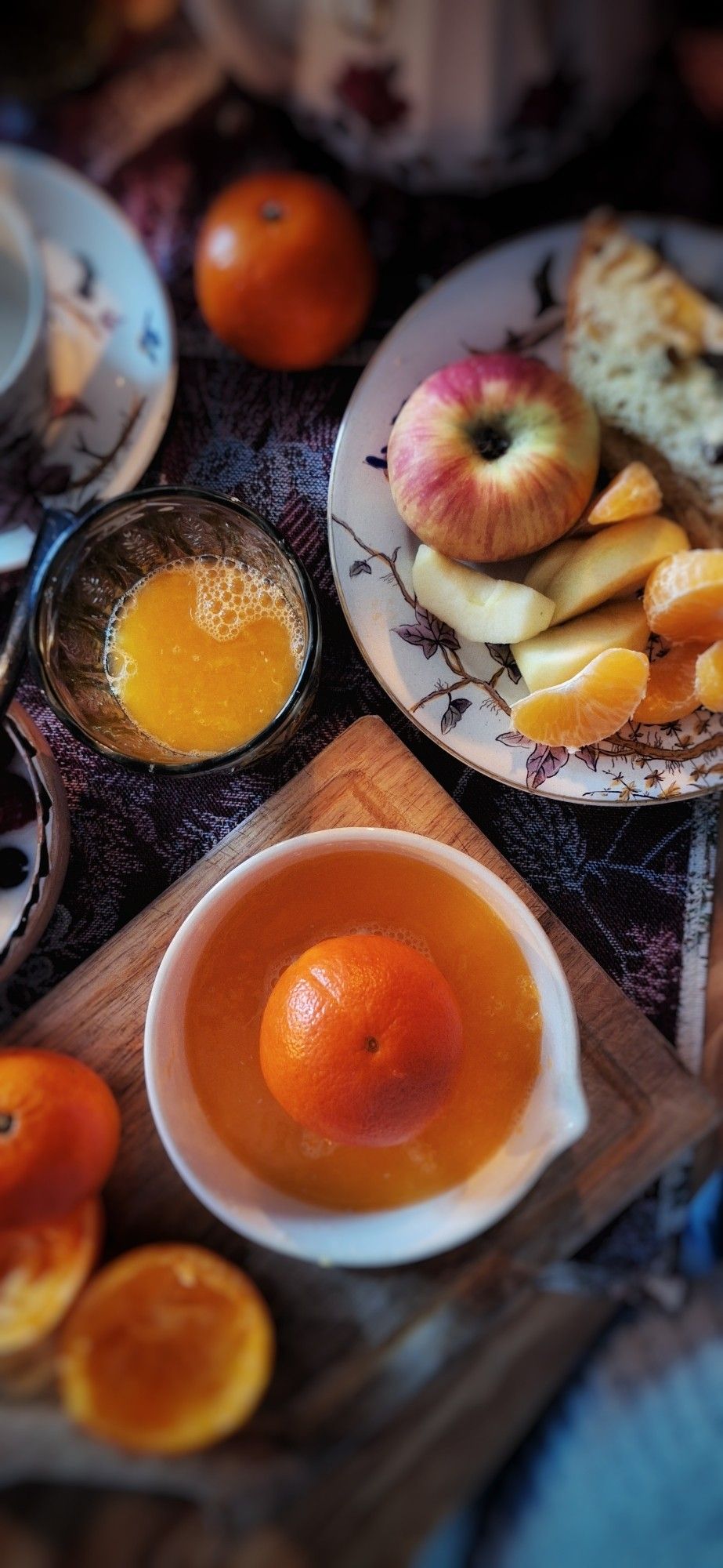 Tasse de thé, brioche et jus d'orange pressé