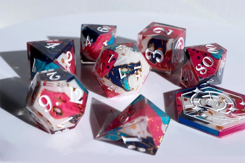 A dice set with pinkl and blue snakes