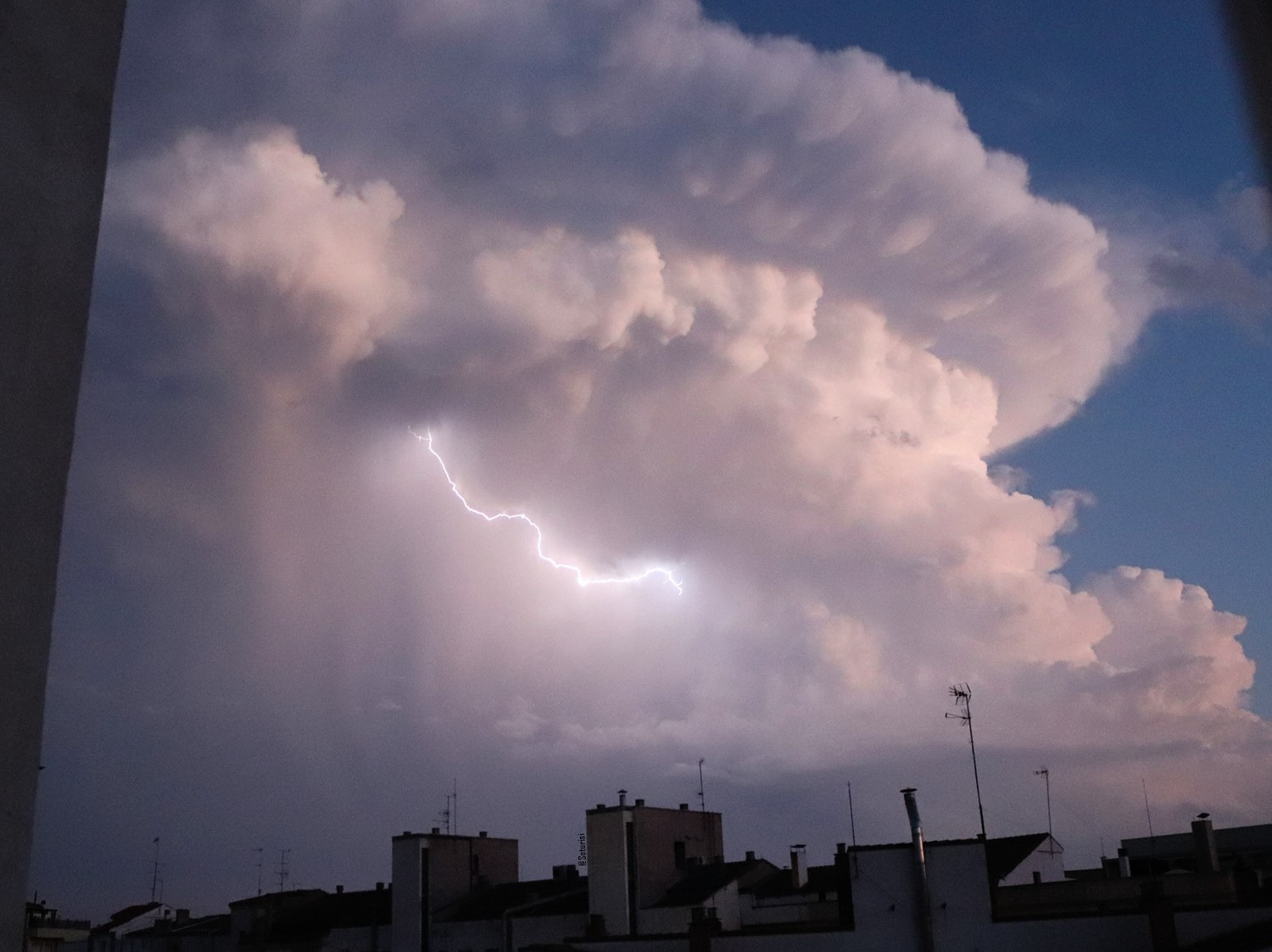 A lightingbolt striking inside a cloud