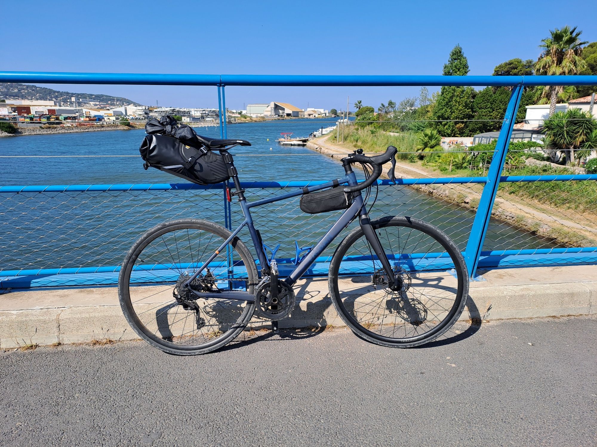 Vélo équipé avec sac de selle