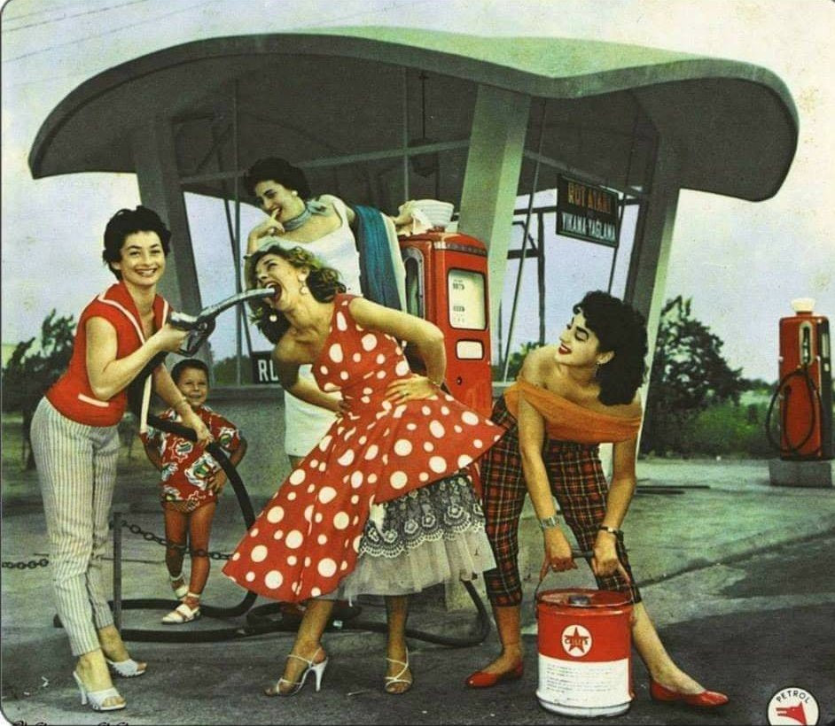 Publicité Petrol Ofisi des années 1950.

Un groupe de femmes tout sourire dans une station service. L'une d'elle souris tandis qu'une autre lui met un pistolet à essence dans la douche comme elle le ferait avec le réservoir d'une voiture.