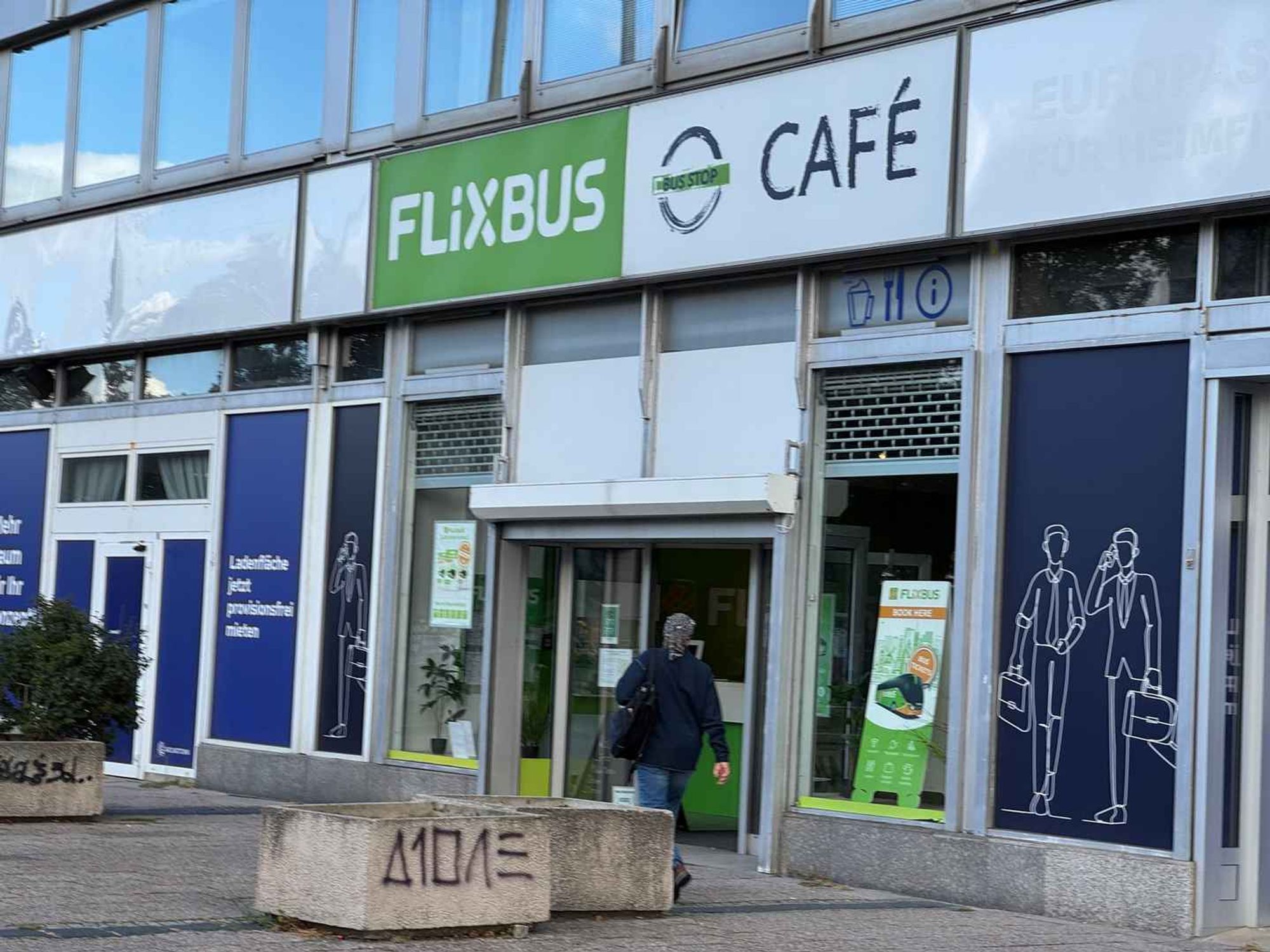 Ein Ladengeschäft mit der Beschilderung “Flixbus Café”