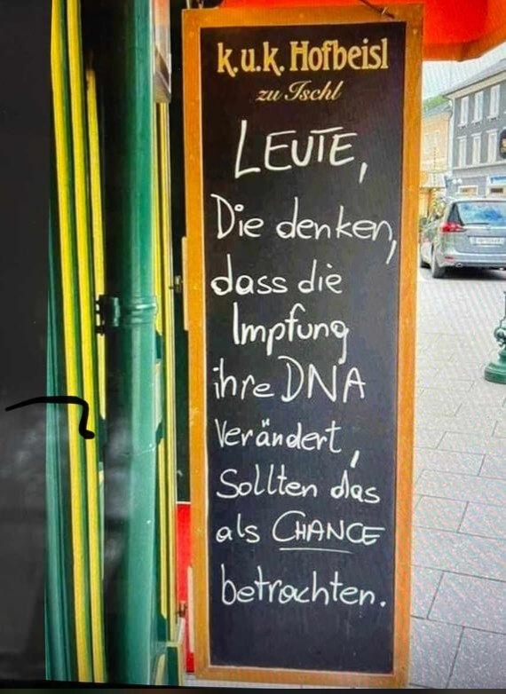 Text auf einer Tafel: Leute die denken, dass Impfung ihre DNA verändert, sollten das als Chance sehen.