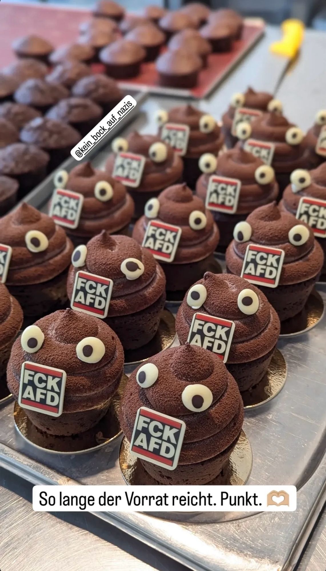 Braunes Gebäck in Form eines Kackihaufens mit einem Sticker drauf, auf dem steht „FCKAFD“