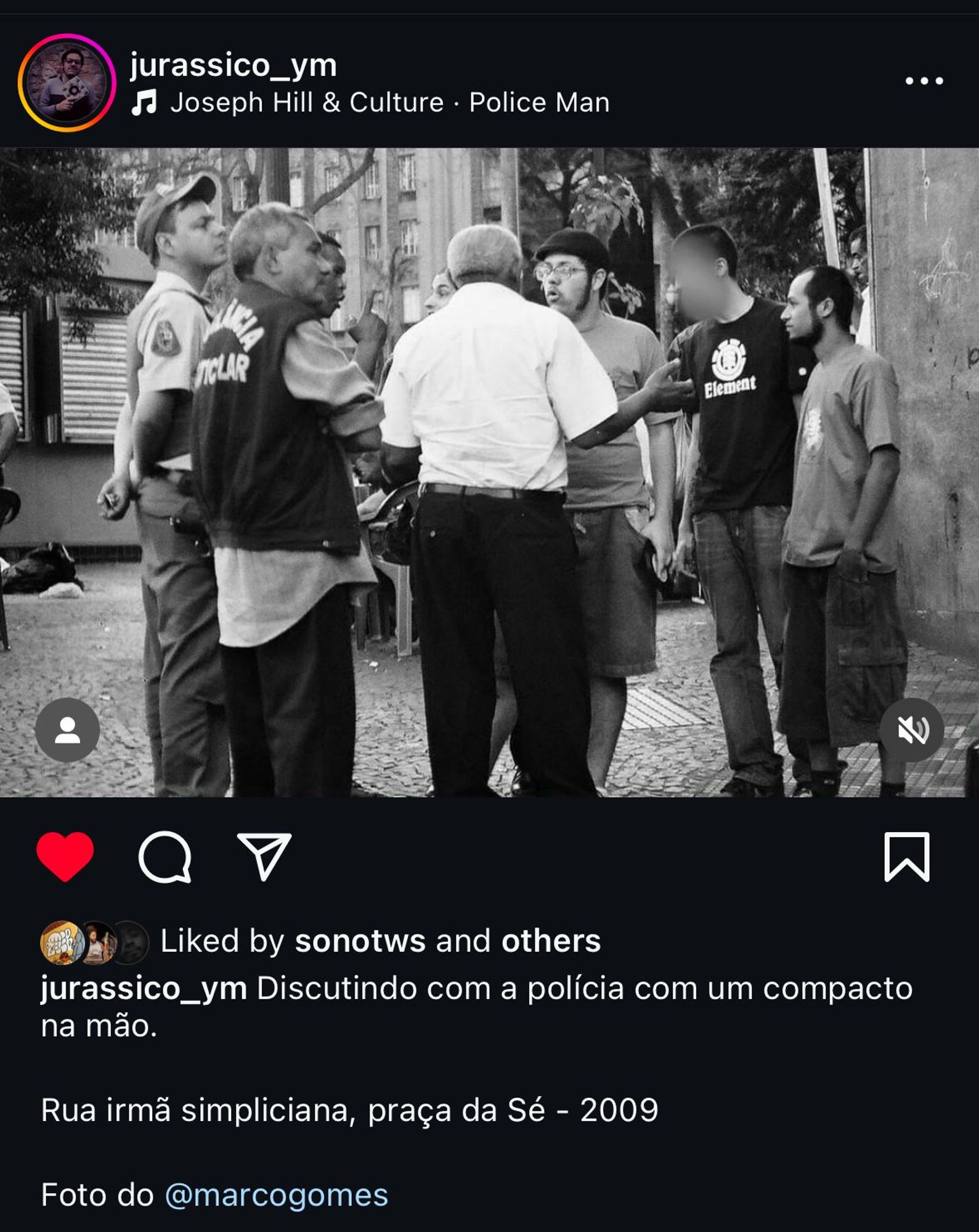 jurassico_ym Discutindo com a polícia com um compacto
na mão.
Rua irmã simpliciana, praça da Sé - 2009
Foto do @marcogomes