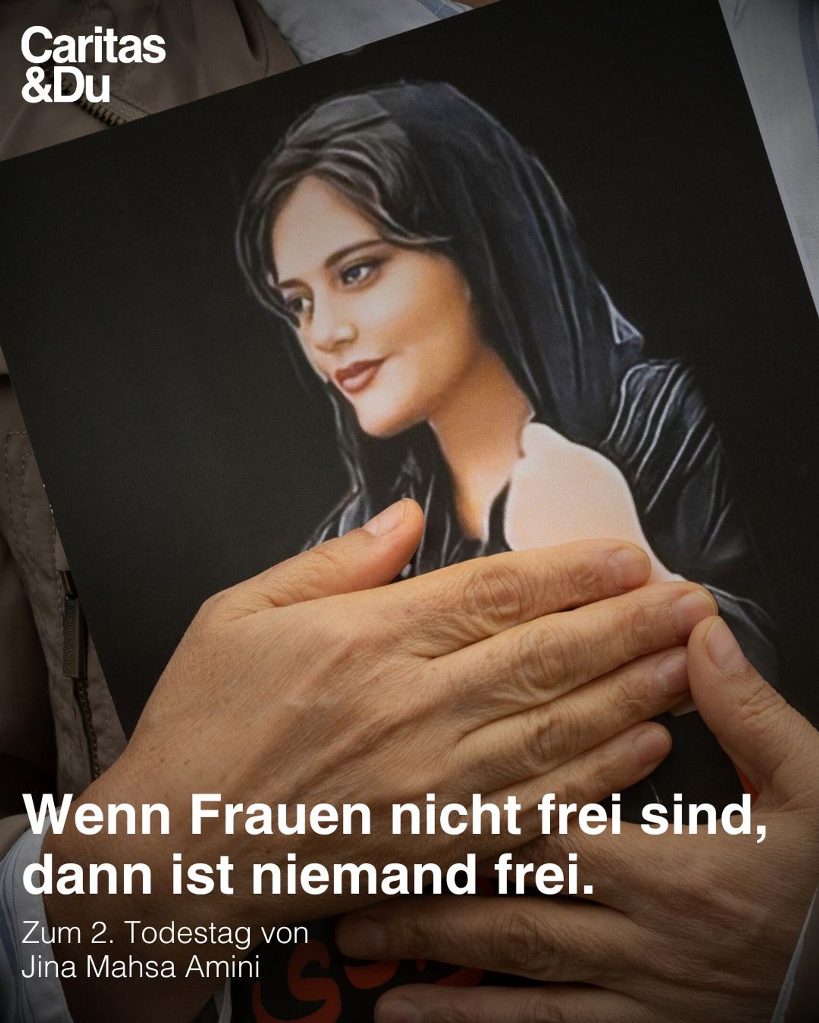 eine Person, die ein Bild einer Frau hält