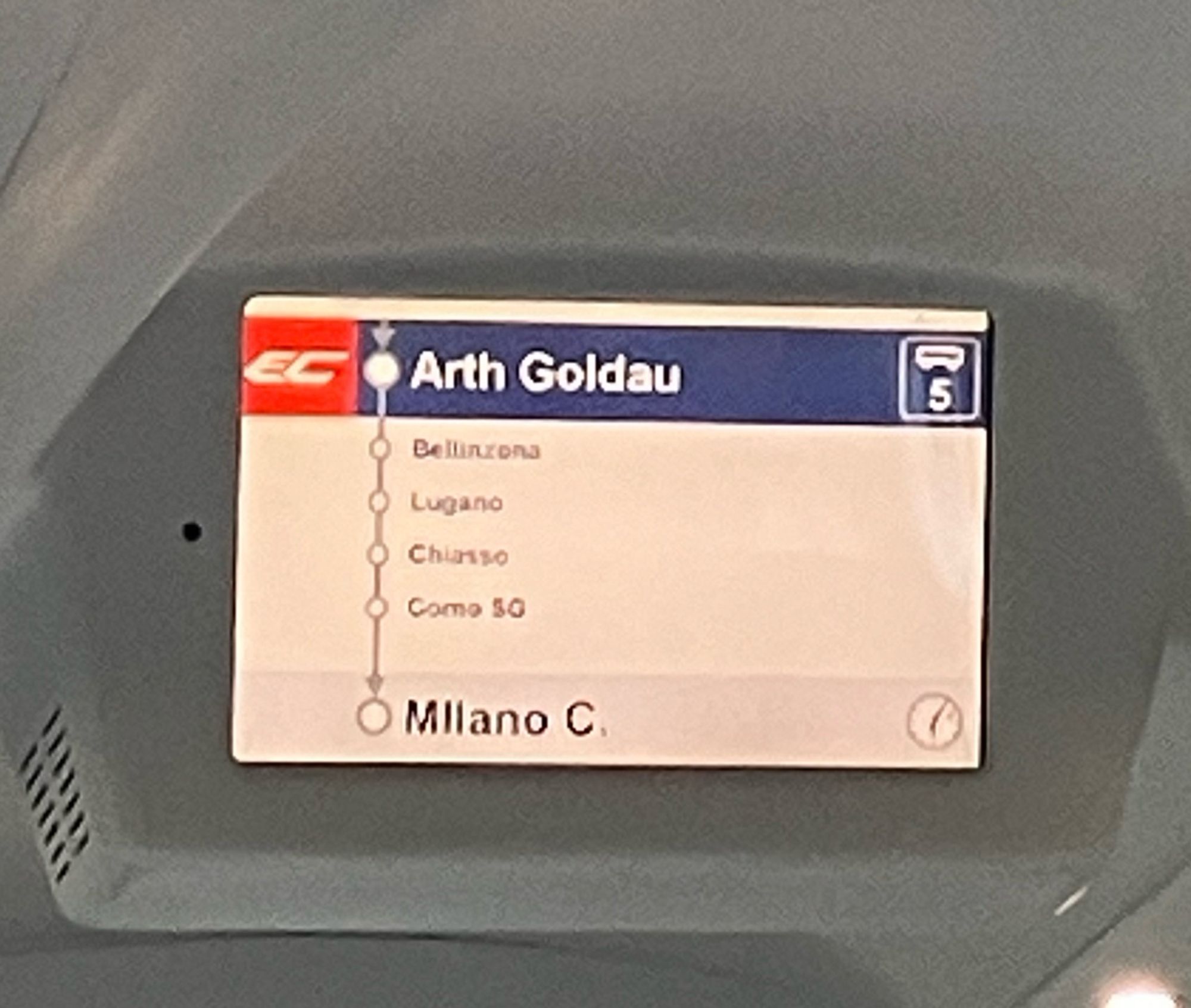 foto von anzeige im zug:
pfeil zu „arth goldau“
darunter in grau:
bellinzona
lugano
..