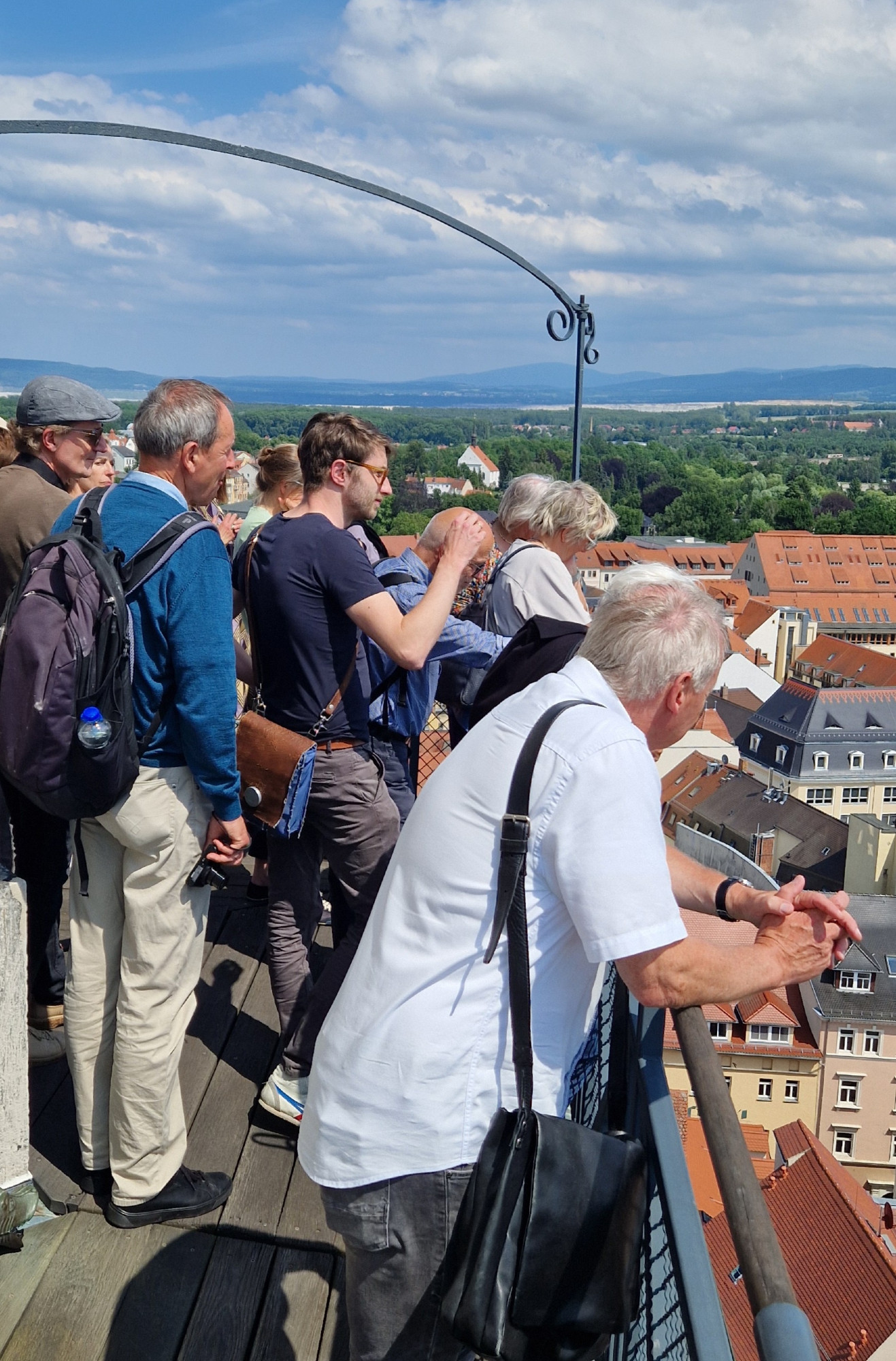 Mitglieder der Landesgruppe Mitteldeutschland der Deutschen Akademie für Städtebau und Landesplanung (DASL) stehen auf einer Aussichtsplattform mit Blick über die Stadt Zittau.