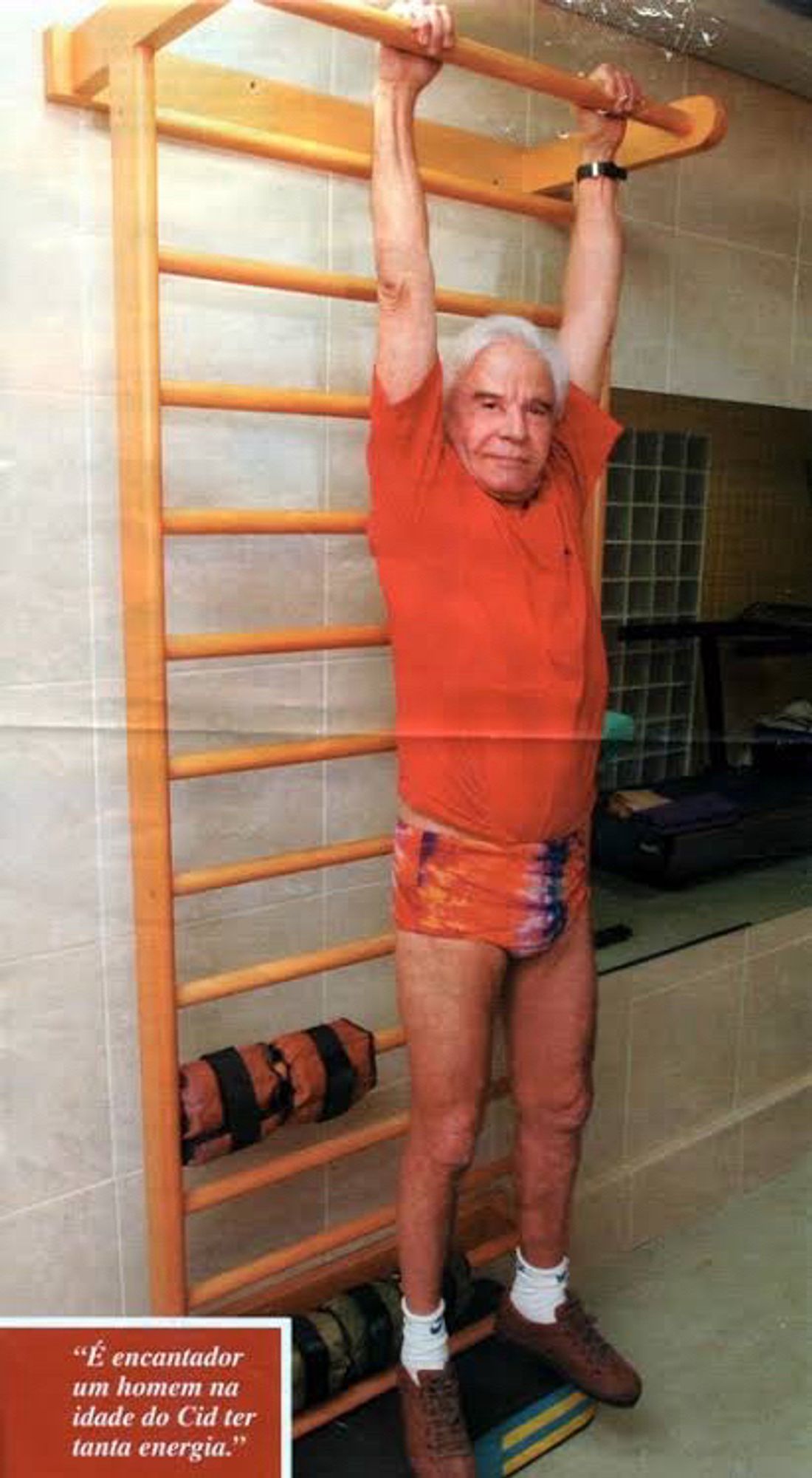 Homem de 97 pendurado em uma barra de pilates