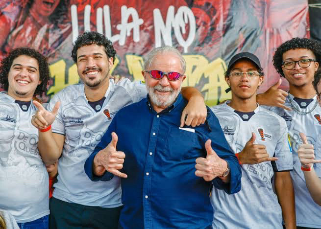 Lula sorrindo usando um óculos juliet