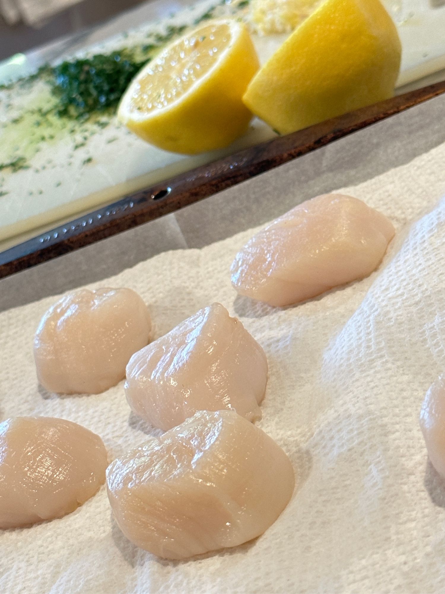 Uncooked scallops and mise 