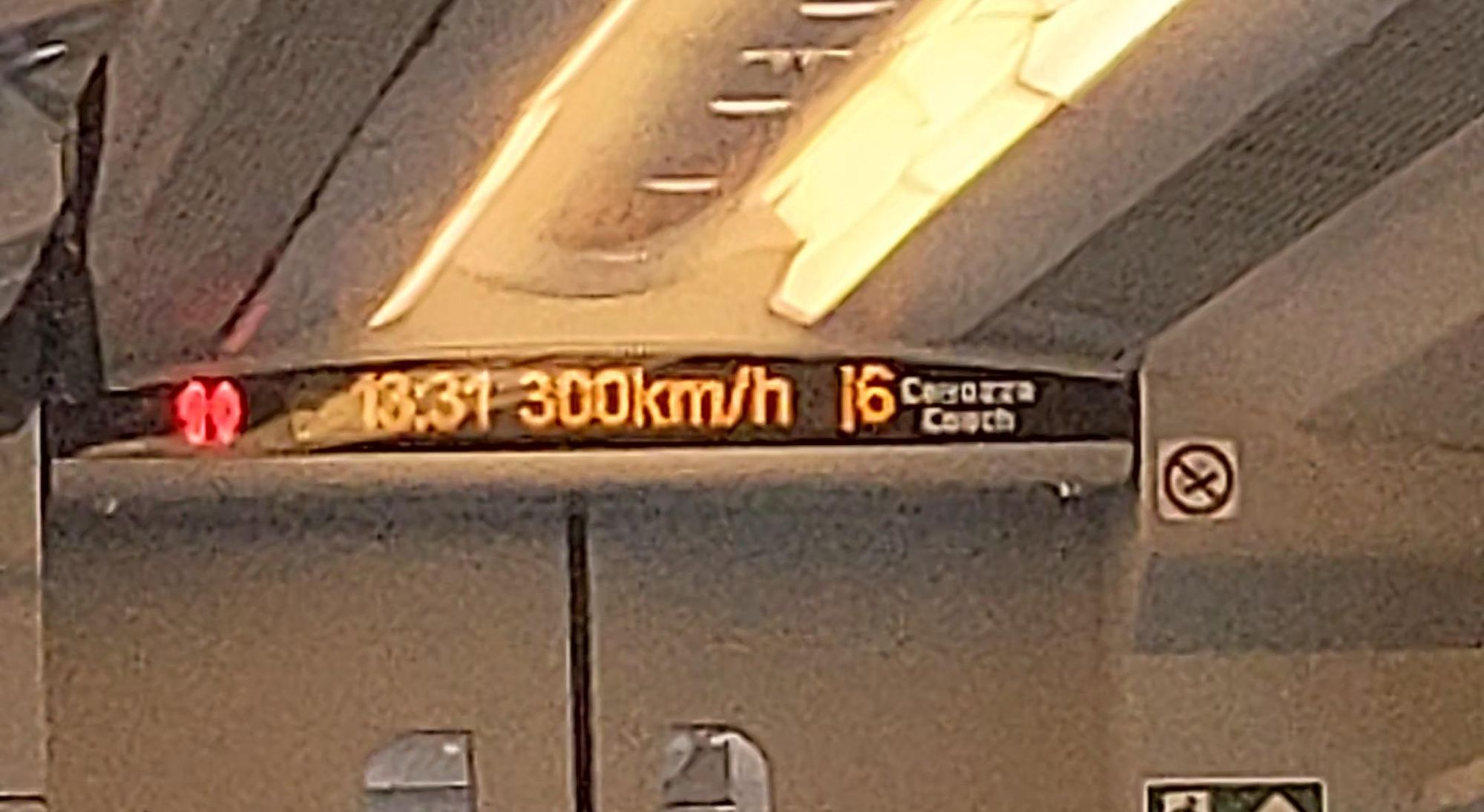 L'interno di una cabina del treno. Un display segna l'orario e la velocità del attuale: 300Km/h