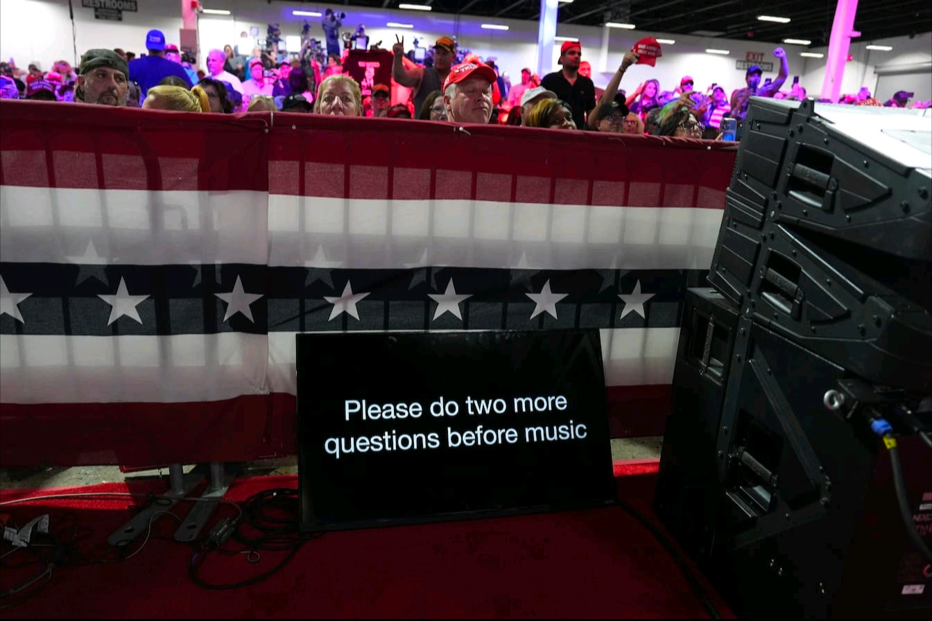 A teleprompter asks Trump to take two more questions from the crowd before pivoting to music. (Jabin Botsford/ The Washington Post)