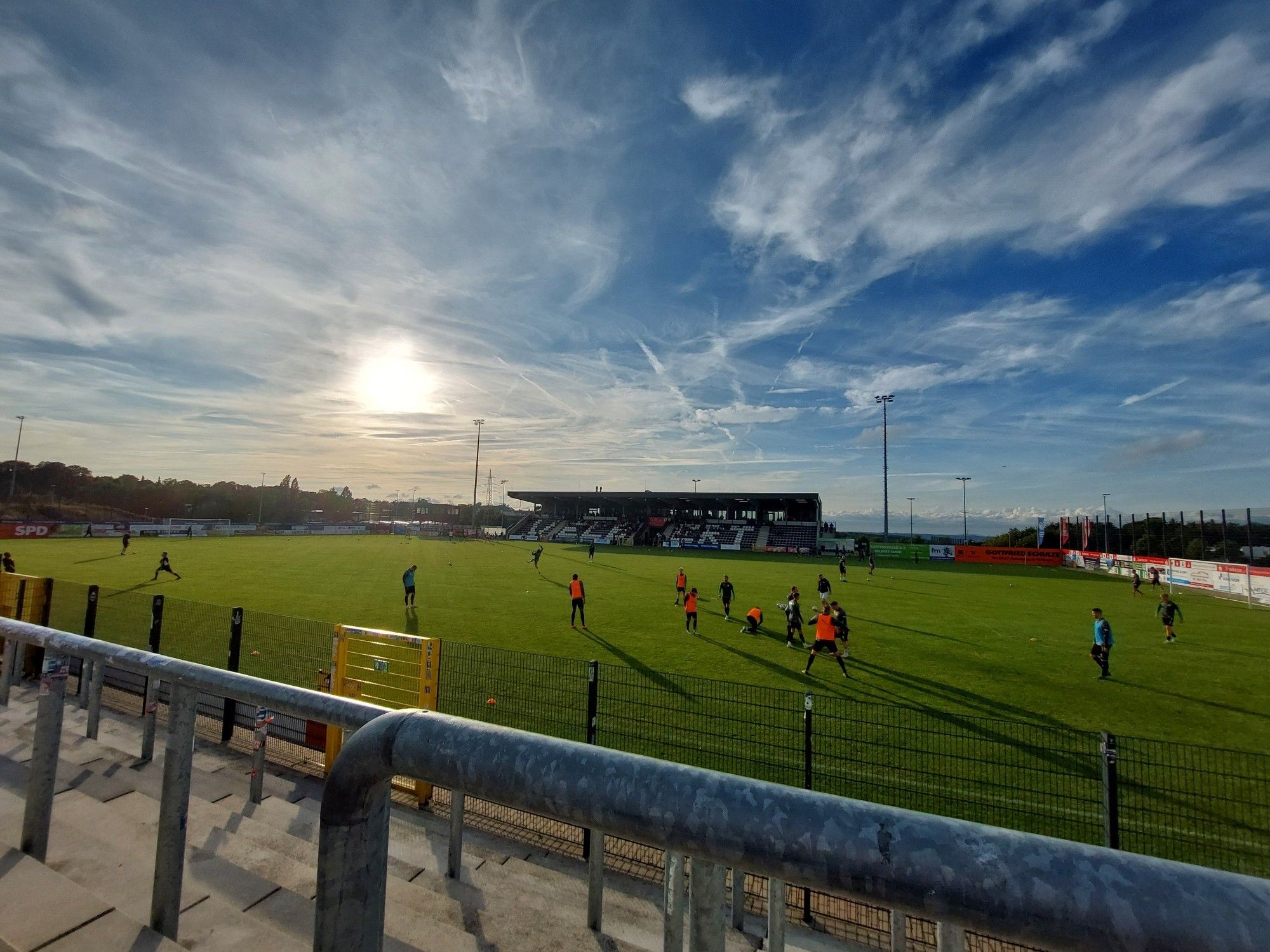 IMS Arena bei untergehender Sonne.