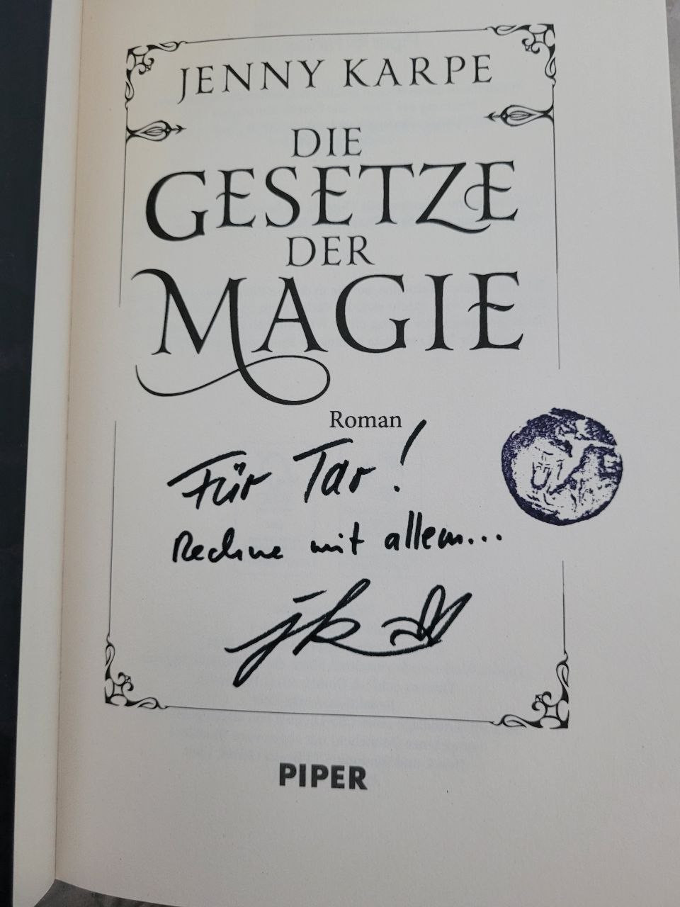 Buch "Die Gesetze der Magie" von Jenny Karpe, zu sehen ist die Innenseite mit einer Signierung für mich (Tar)