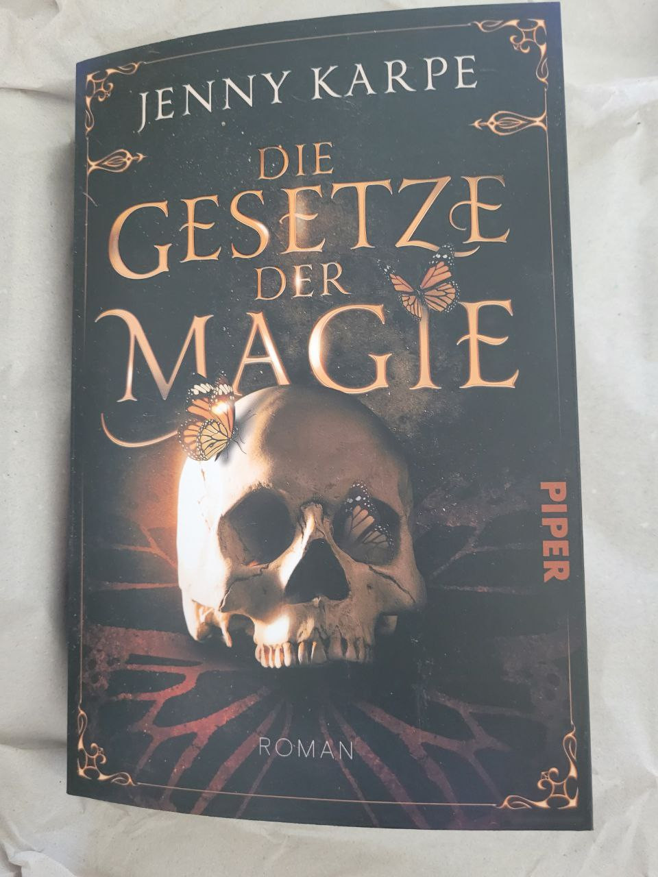 Buch "Die Gesetze der Magie" von Jenny Karpe, zu sehen ist nur das Cover.