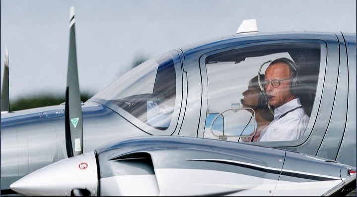 Friedrich Merz als Pilot in seinem Privatflugzeug nach der Landung auf Sylt zur Hochzeit von FDP Lindner.