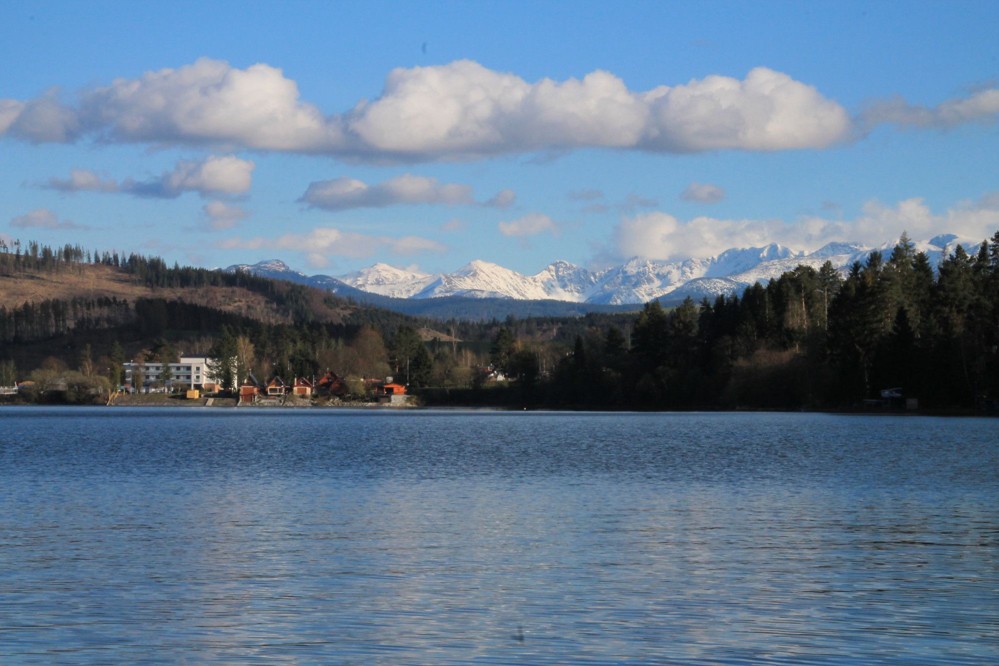 lac d'Orava avec massif des Tatras en fond