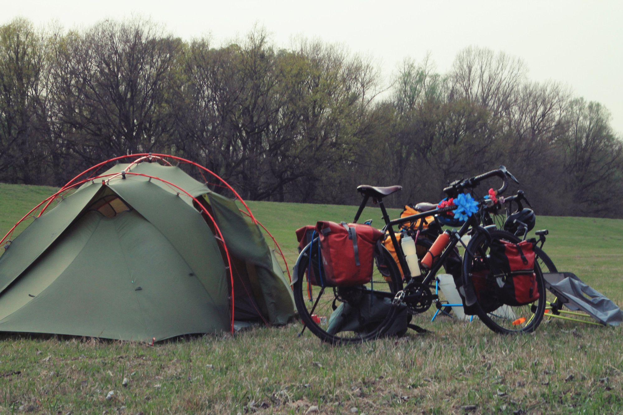 tente et 2 vélos dans l'herbe