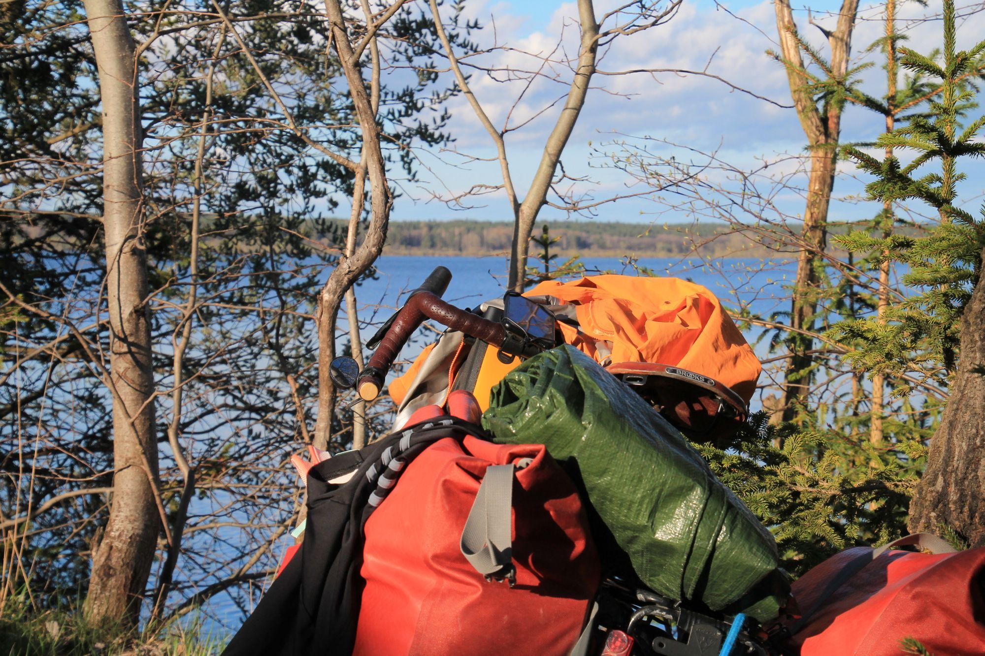 vélo chargé avec lac d'orava en fond