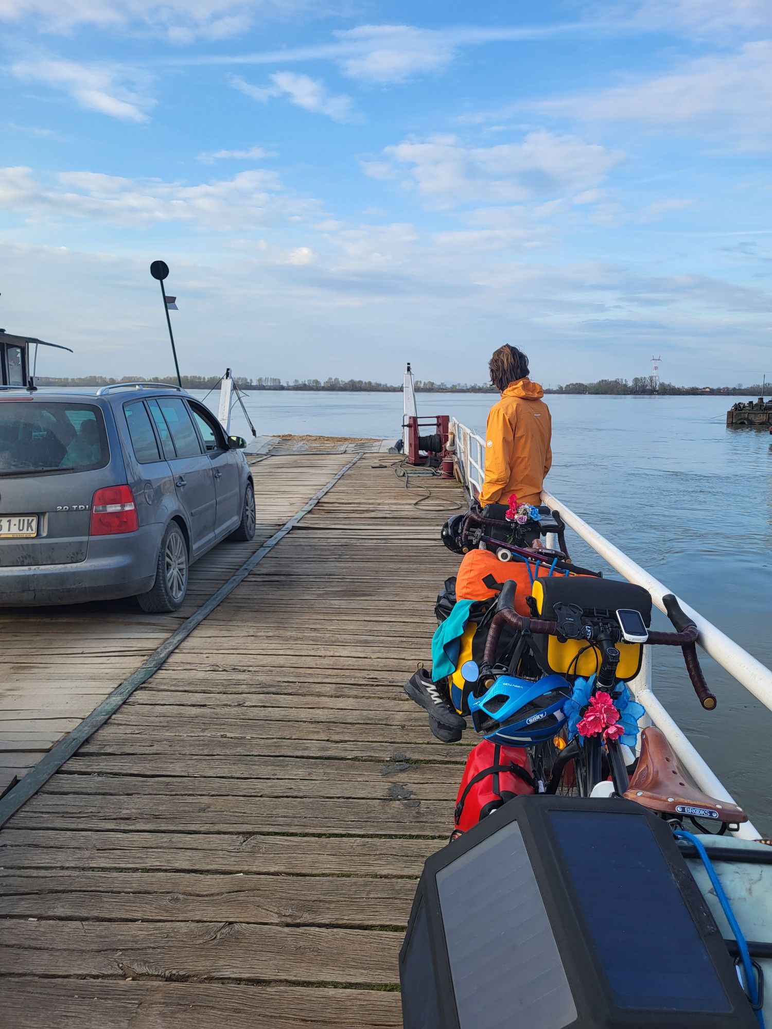 cycliste avec 2 vélos sur un bac traversant le danube