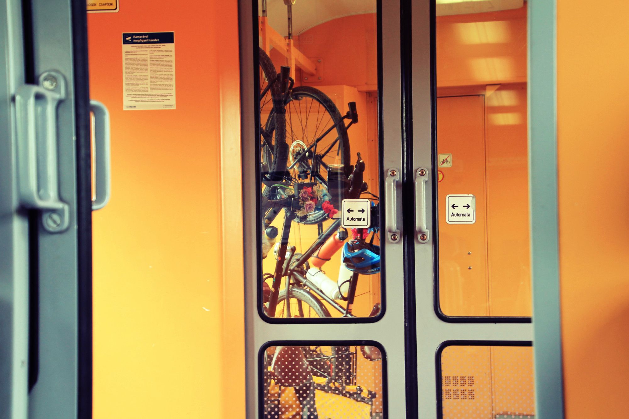 vélos suspendus dans un wagon orange