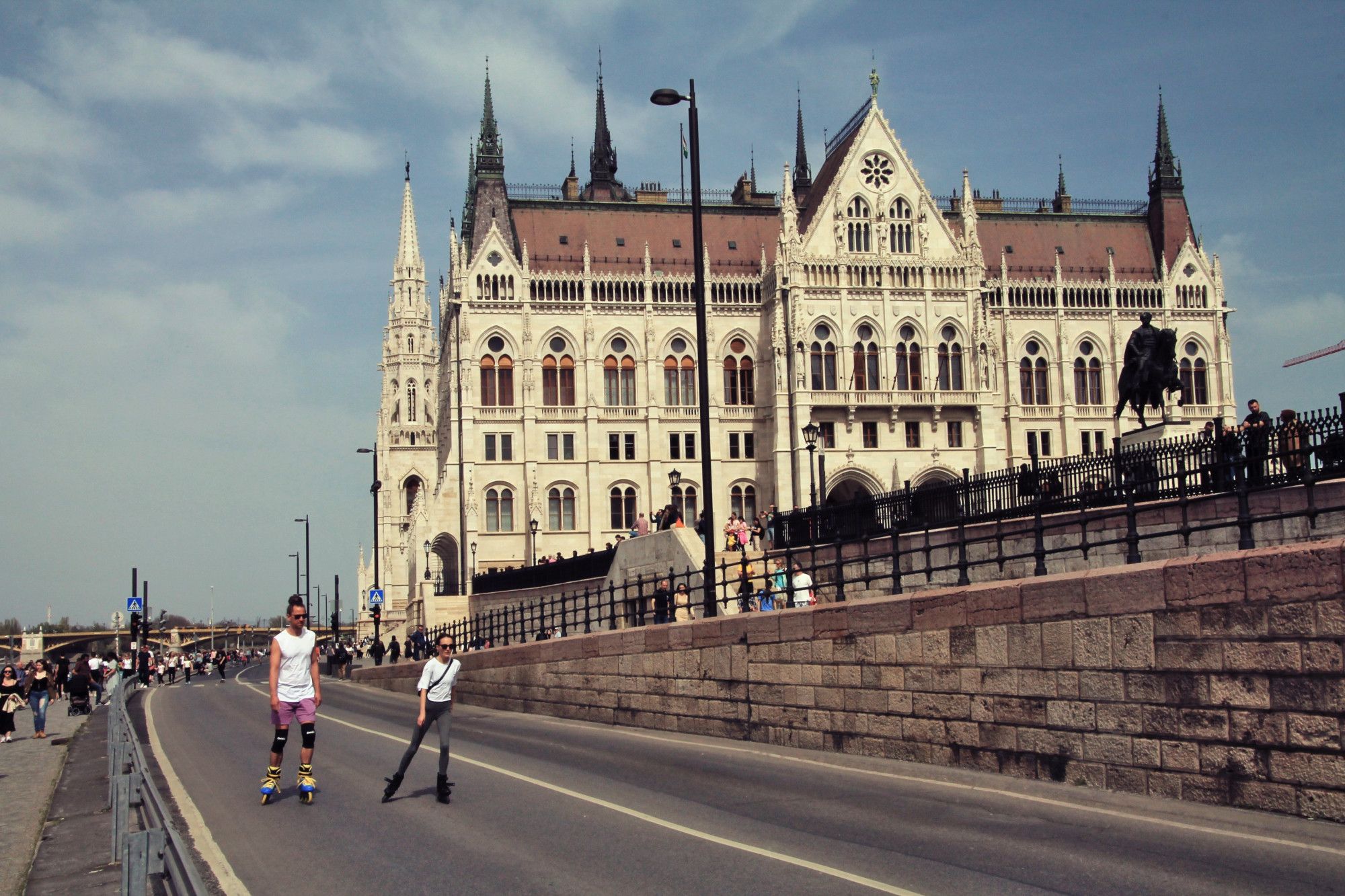 2 personnes en roller sur route en bord de danube devant le parlement hongrois