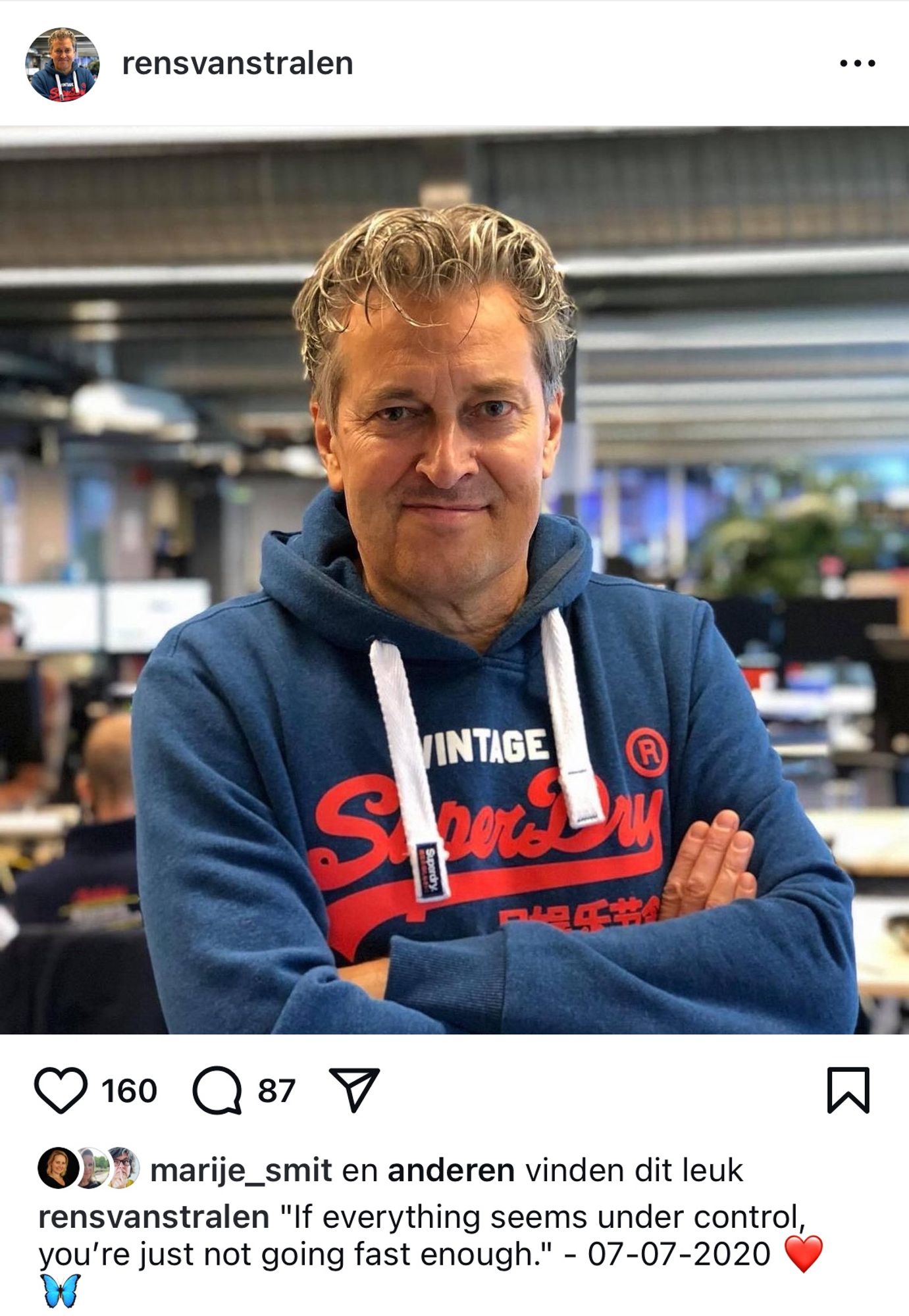 Foto van man met blauwe hoody aan met witte koordjes. Op het shirt in rode letters: Superdry. Hij heeft de armen over elkaar en kijkt met klein lachje in de camera. Screenshot van zijn Instagram account dat nog bestaat. 07-07-2020 overleden (staat ook in beeld).