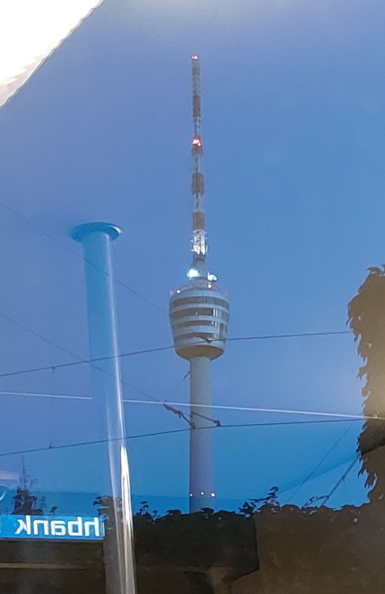 Der schönste Fernsehturm der Welt vor morgenblauem Himmel aus einer U-Bahn heraus gesehen.