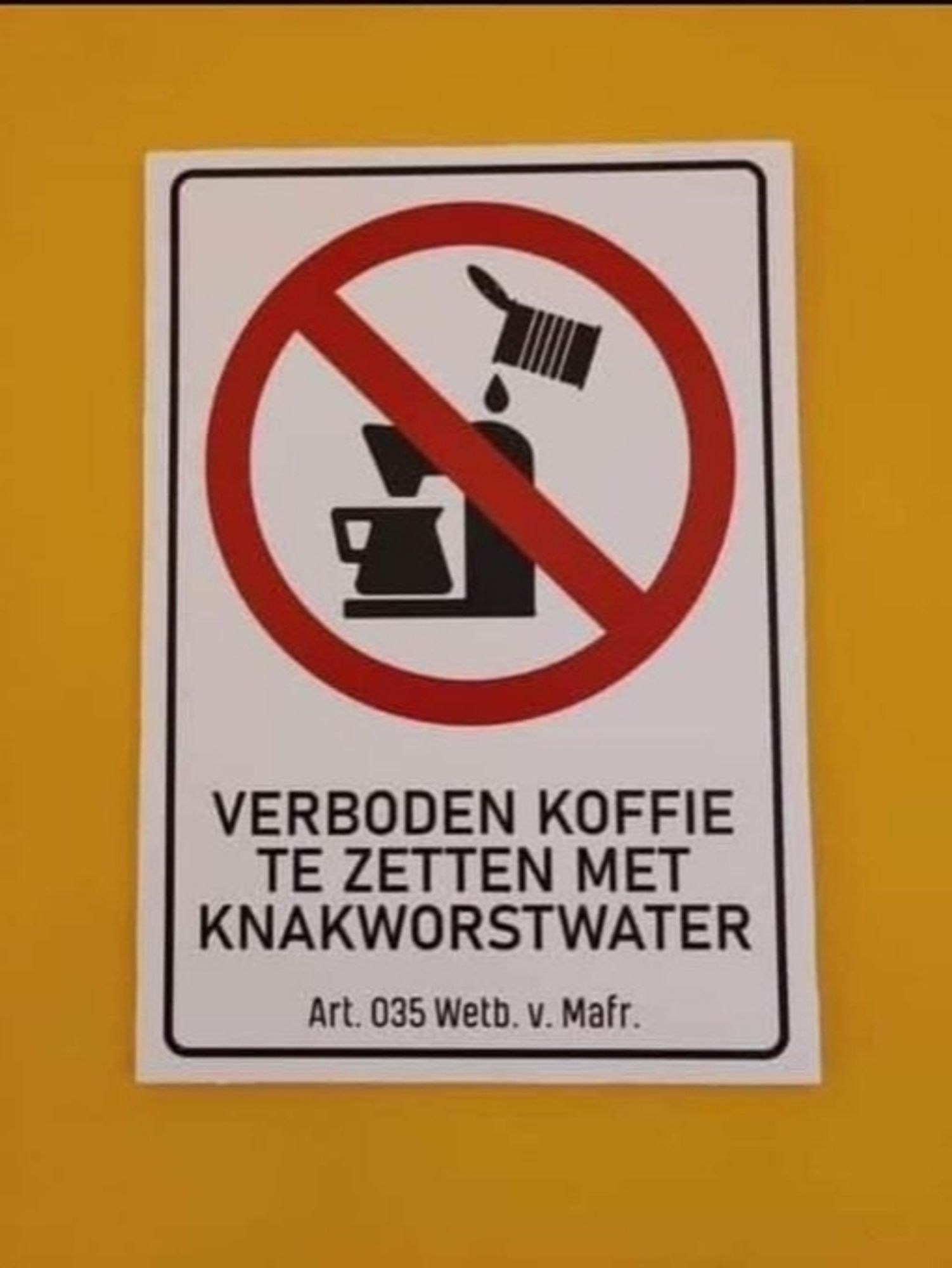 Ein Verbotsschild, es ist eine stilisierte Filter Kaffeemaschine und eine Dose mit Tropfen zu sehen. Darunter der Text "Verboden Koffie te Zetten met Knakworstwater"