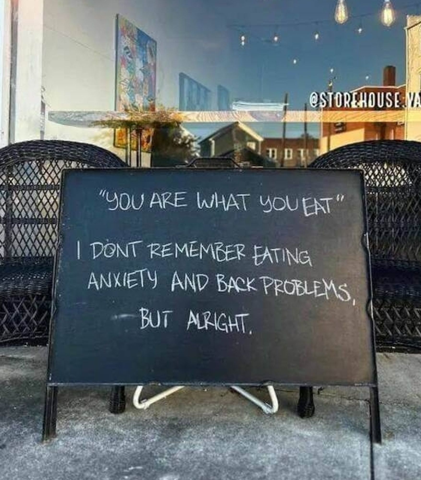 Schild vor einem Restaurant: "'You are what you eat' - I dont remember eating anxiety and back problems, but alright."