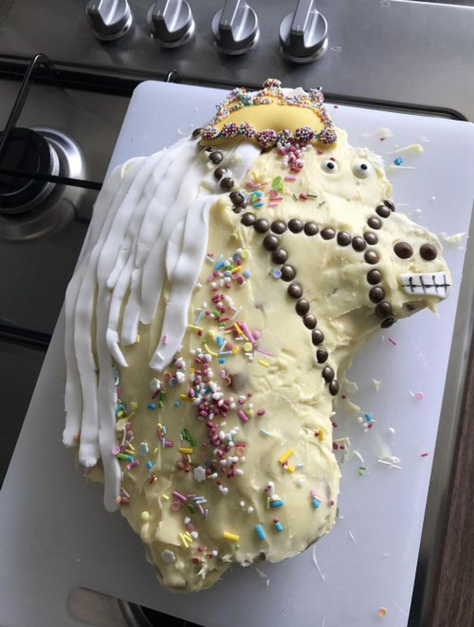 Ein Kuchen, der in Form eines Pferdekopfs geformt sein soll. Er ist jedoch so grotesk verzerrt und unproportional, dass er eine Reaktion irgendwo  zwischen "wie witzig" und "kill it before it lays eggs" auslöst.